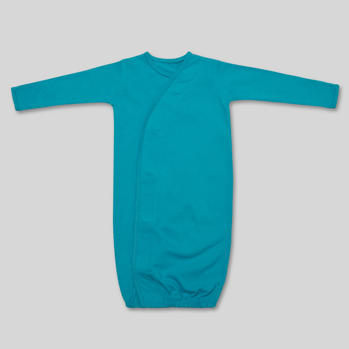 Türkises Baby-Kleidungsstück mit langen Ärmeln und elastischem Verschluss am Saum, auf grauem Hintergrund.