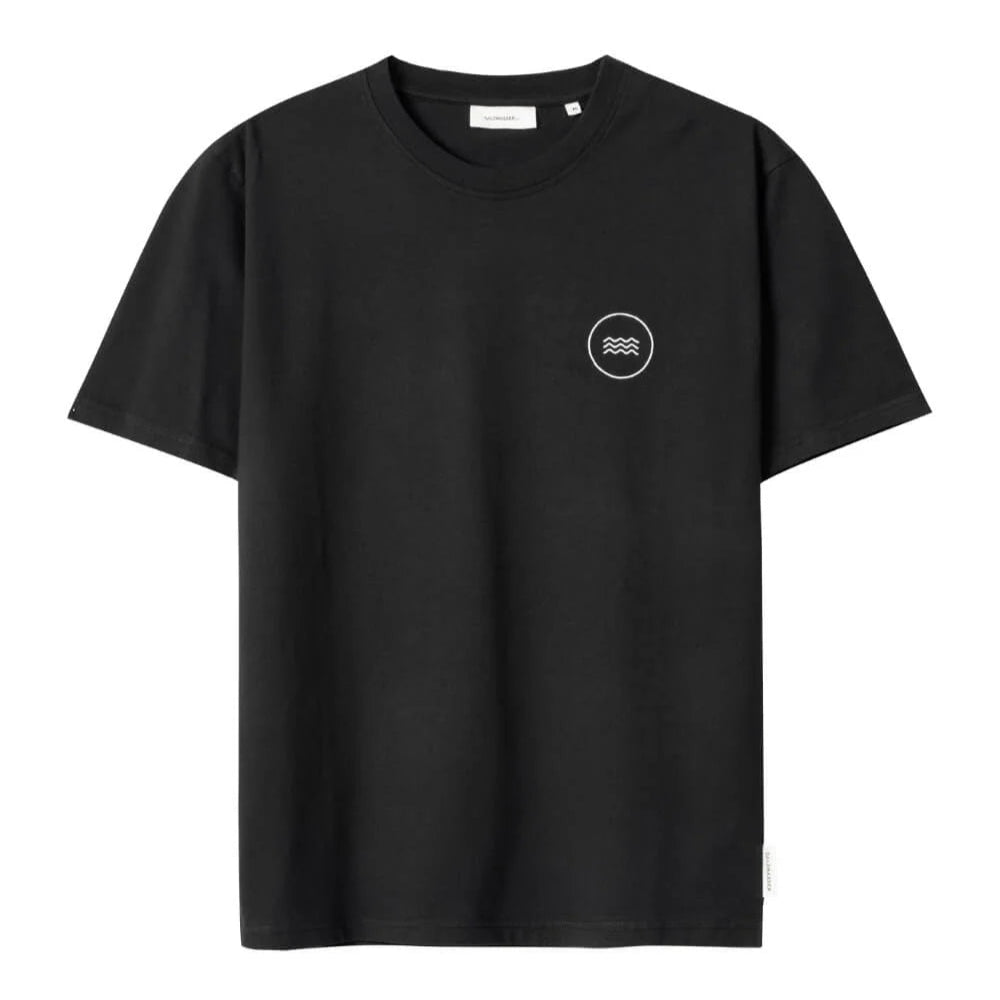 Ein schlichtes schwarzes Kurzarm-T-Shirt mit einem kleinen weißen, kreisförmigen Wave-Logo auf der linken Brust.