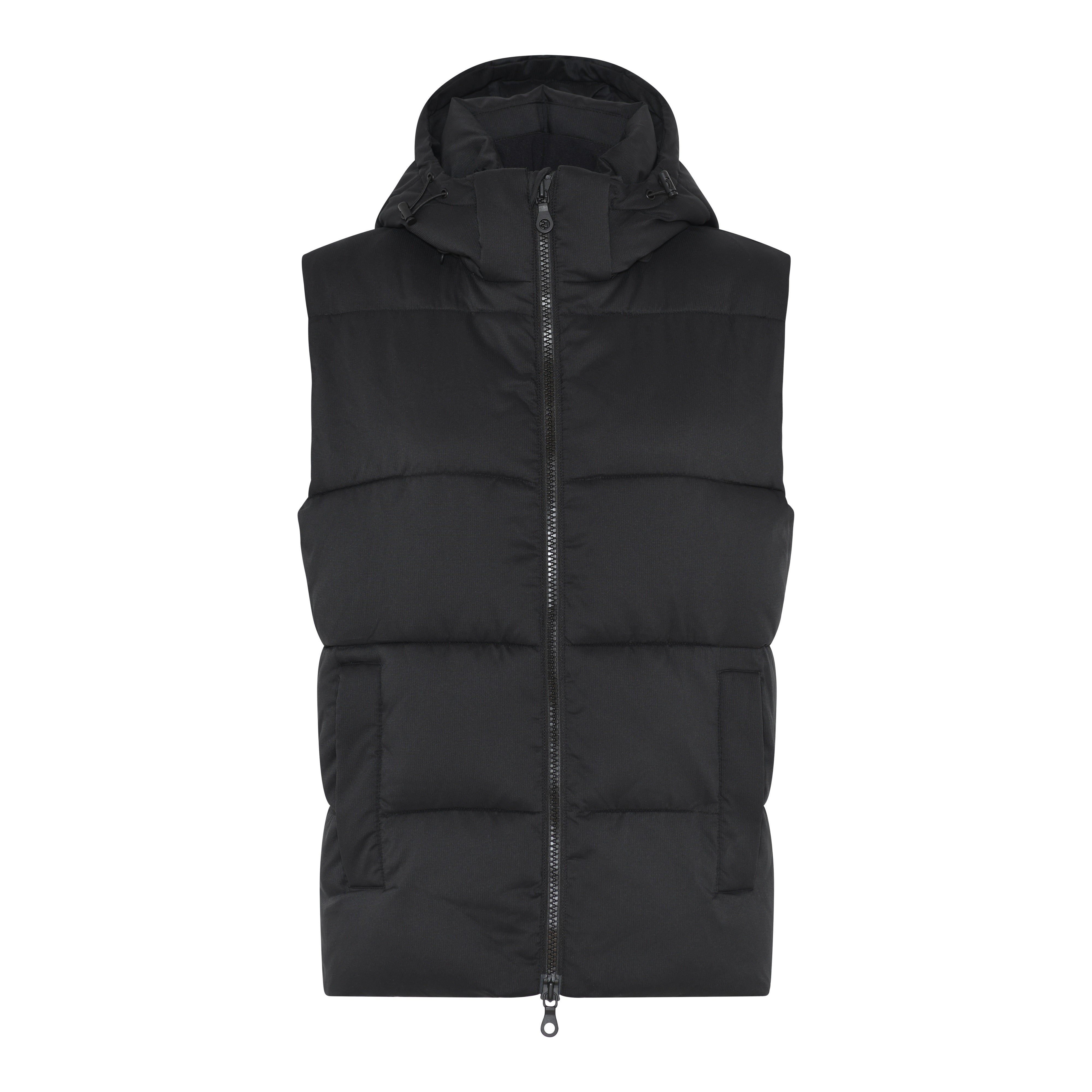 Schwarze Pufferweste mit Frontreißverschluss, ärmellosem Design, zwei Seitentaschen und einer Kapuze, die vor einem schlichten weißen Hintergrund präsentiert wird.