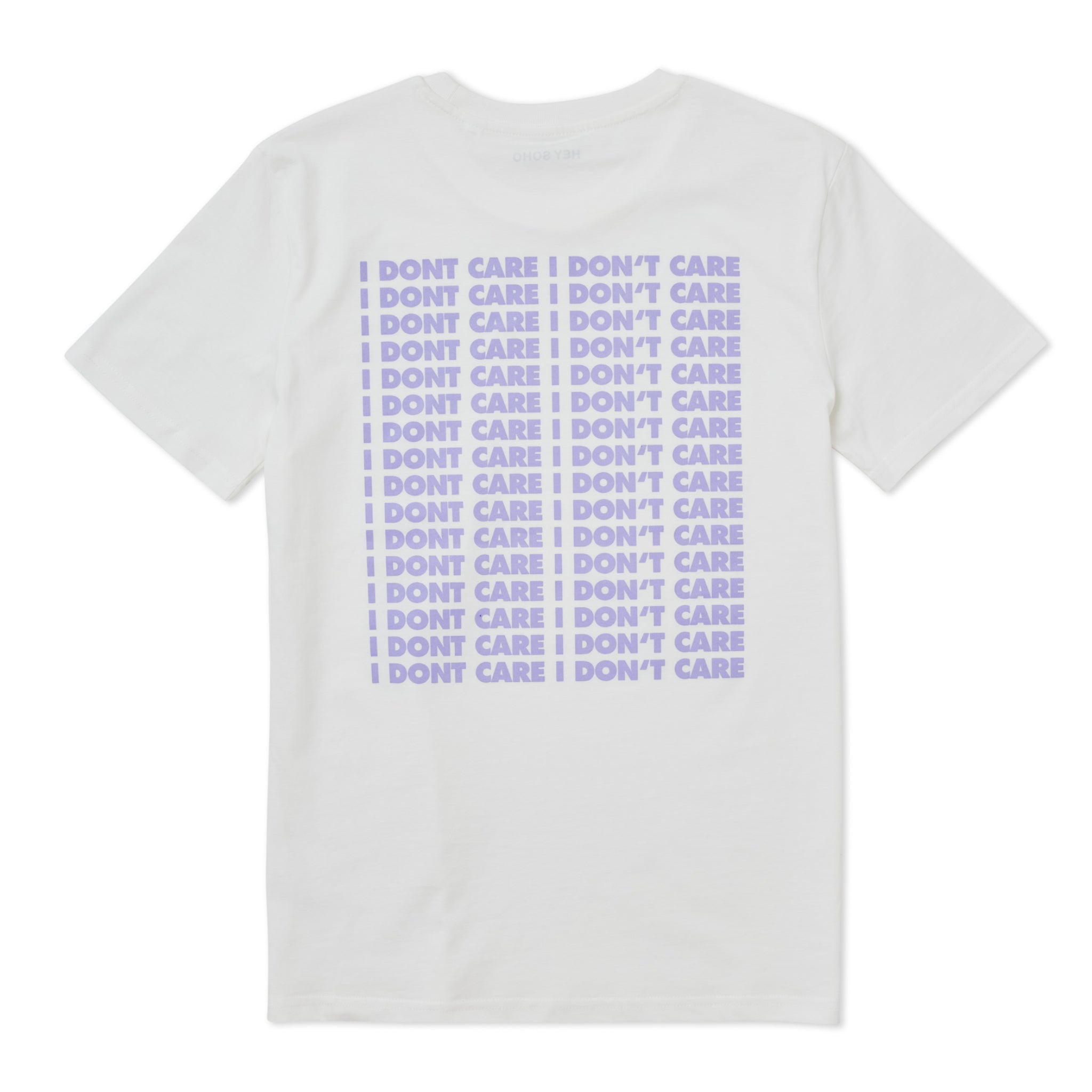 Weißes T-Shirt mit wiederholtem lila Text "I DON'T CARE" auf der Rückseite.