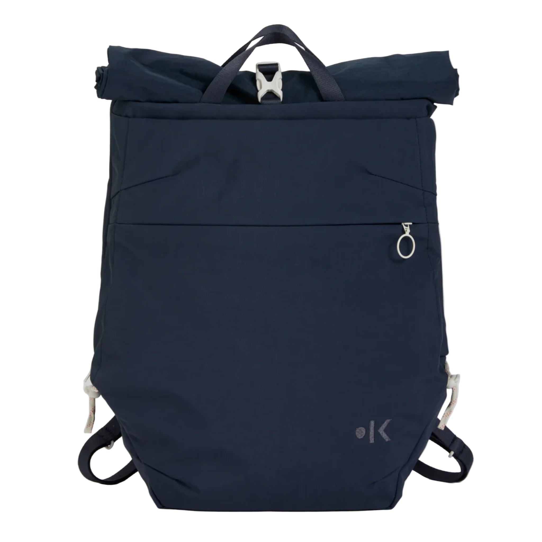 Ein dunkelblauer Rolltop-Rucksack mit schwarzen Trägern, einer vorderen Reißverschlusstasche mit einem runden silbernen Reißverschluss und einem kleinen K-Logo in der unteren rechten Ecke. Die Tasche steht aufrecht vor einem schlichten hellen Hintergrund.