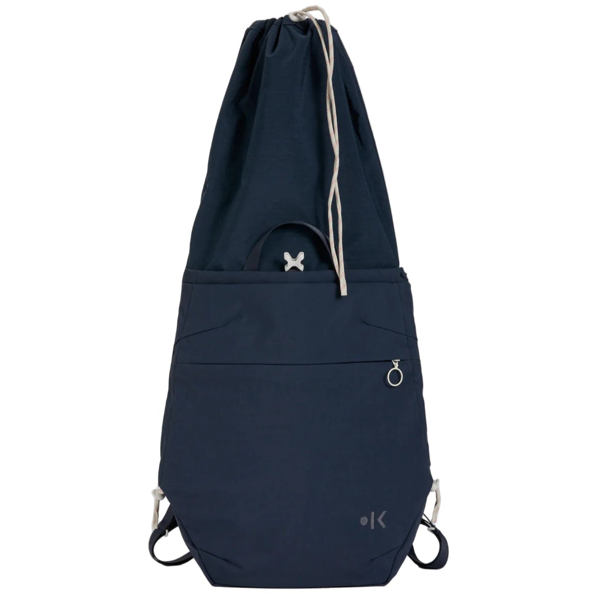 Marineblauer Rucksack mit Kordelzug, großem Hauptfach, Reißverschlusstasche auf der Vorderseite mit runder Zuglasche, weißen Kordelzügen und kleinem kreisförmigen Logo in der rechten unteren Ecke.