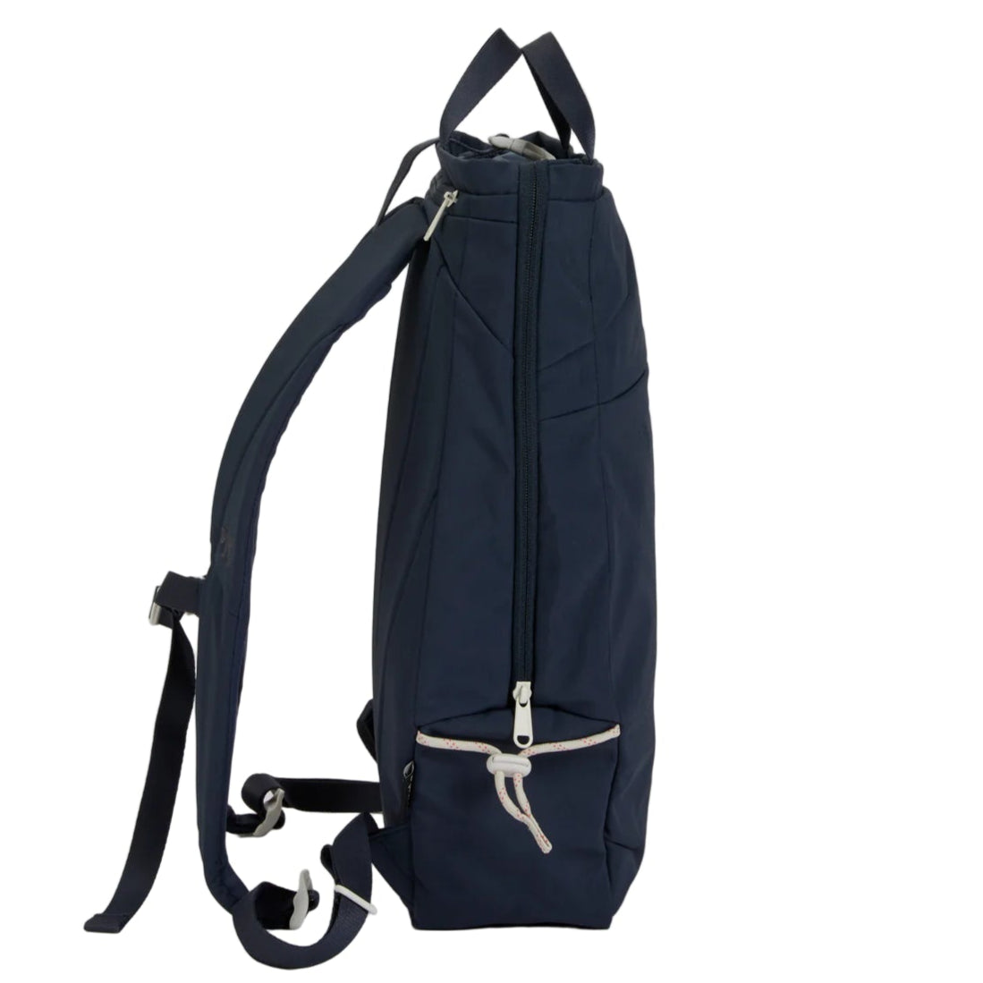 Ein marineblauer Rucksack in der Seitenansicht mit gepolsterten Schulterriemen, einem oberen Griff und einem Reißverschluss, der vertikal an der Seite verläuft. Der Hintergrund ist einfarbig weiß.