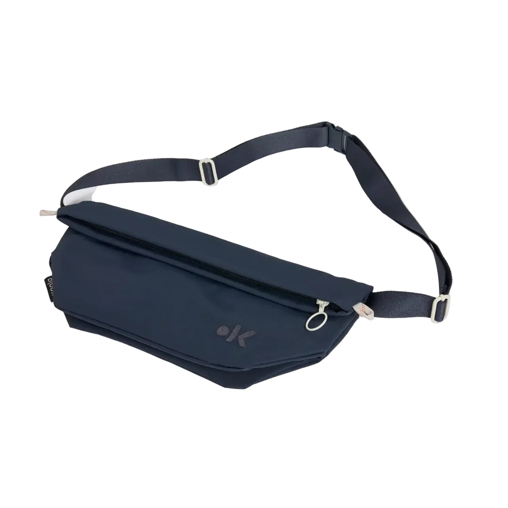 Dunkelgraue Umhängetasche mit Reißverschlusstasche auf der Vorderseite und verstellbarem Trageriemen auf einem schlichten hellen Hintergrund.