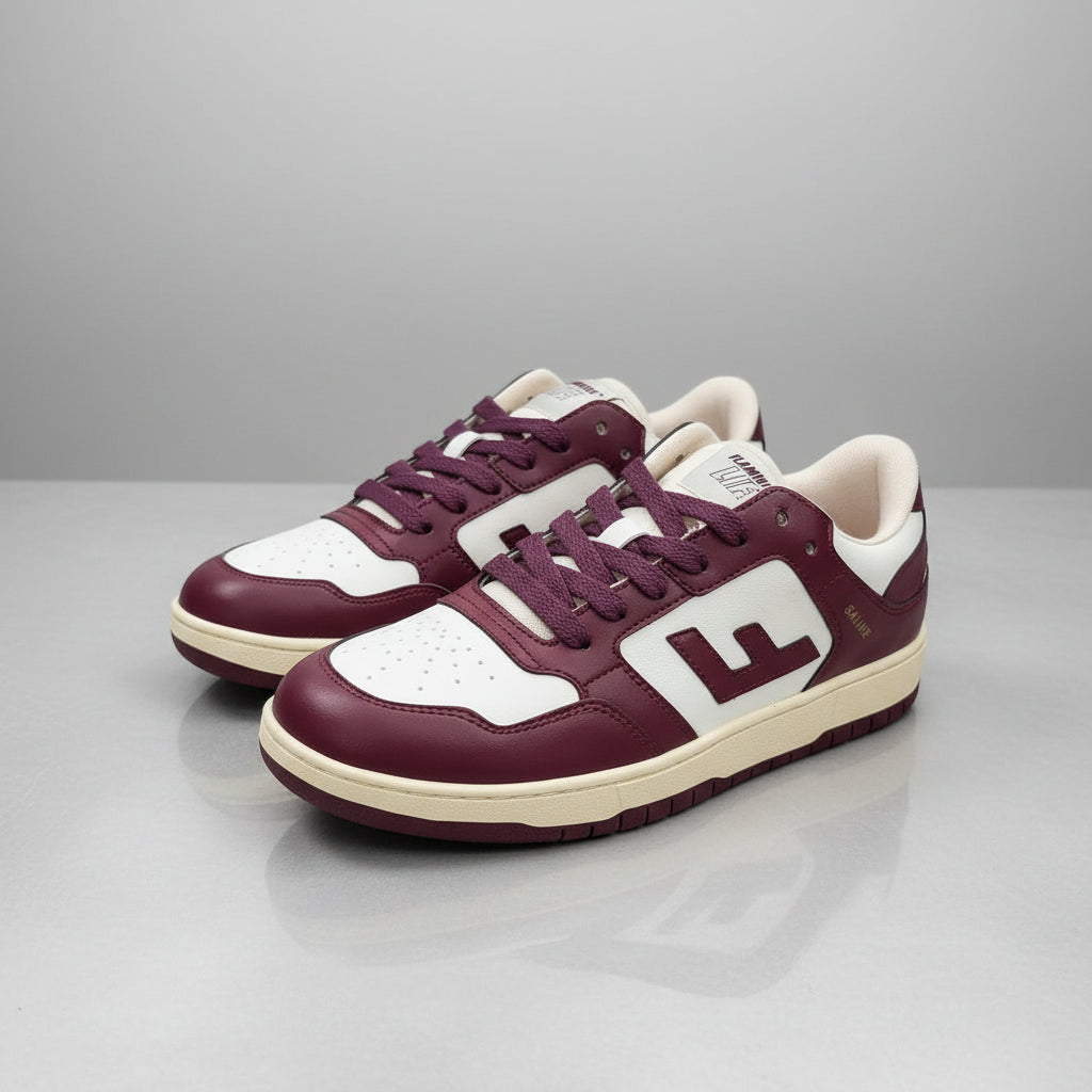 Ein Paar kastanienbraune und weiße Turnschuhe mit F-Logos an den Seiten, kastanienbraunen Schnürsenkeln und beigen Sohlen, die auf einer grauen Fläche angebracht sind. Der linke Schuh hat FLAMINGO LINX und SAMPLE Text auf der Zunge und der Seite.