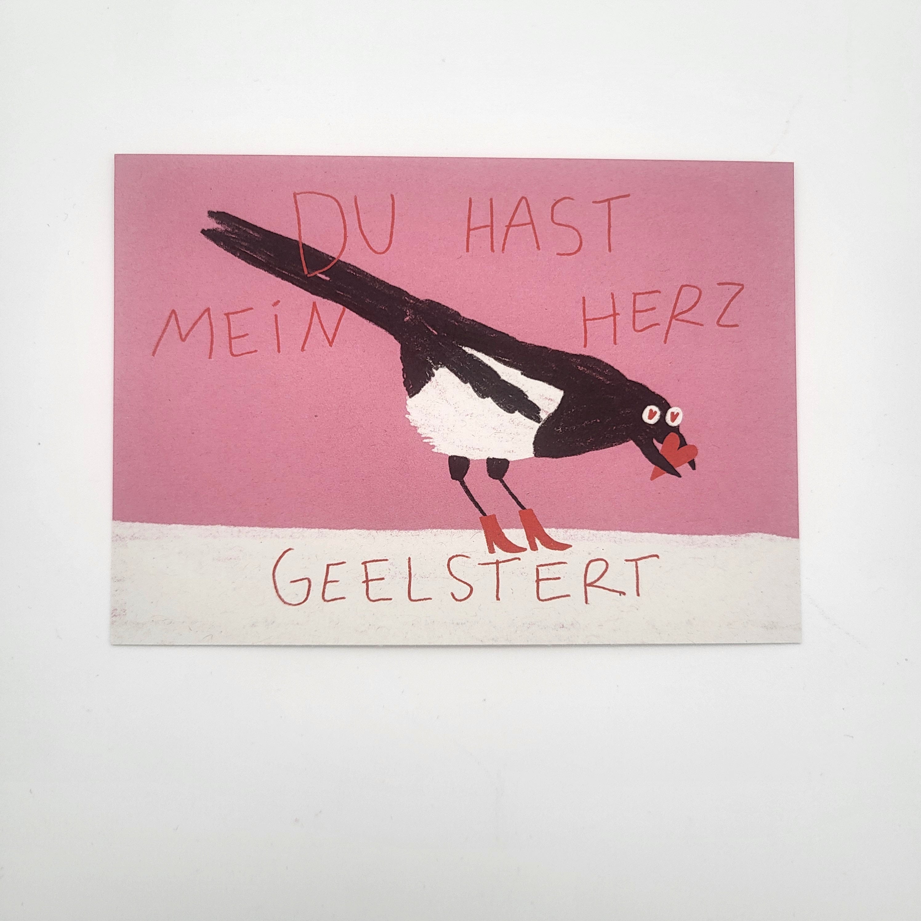 Ein handgezeichneter Vogel steht auf einem rosa und weißen Hintergrund. Der rote Text lautet: "Du hast mein Herz gegeelstert", was so viel bedeutet wie "Du hast mein Herz verzaubert". Der Stil ist verspielt und skurril.