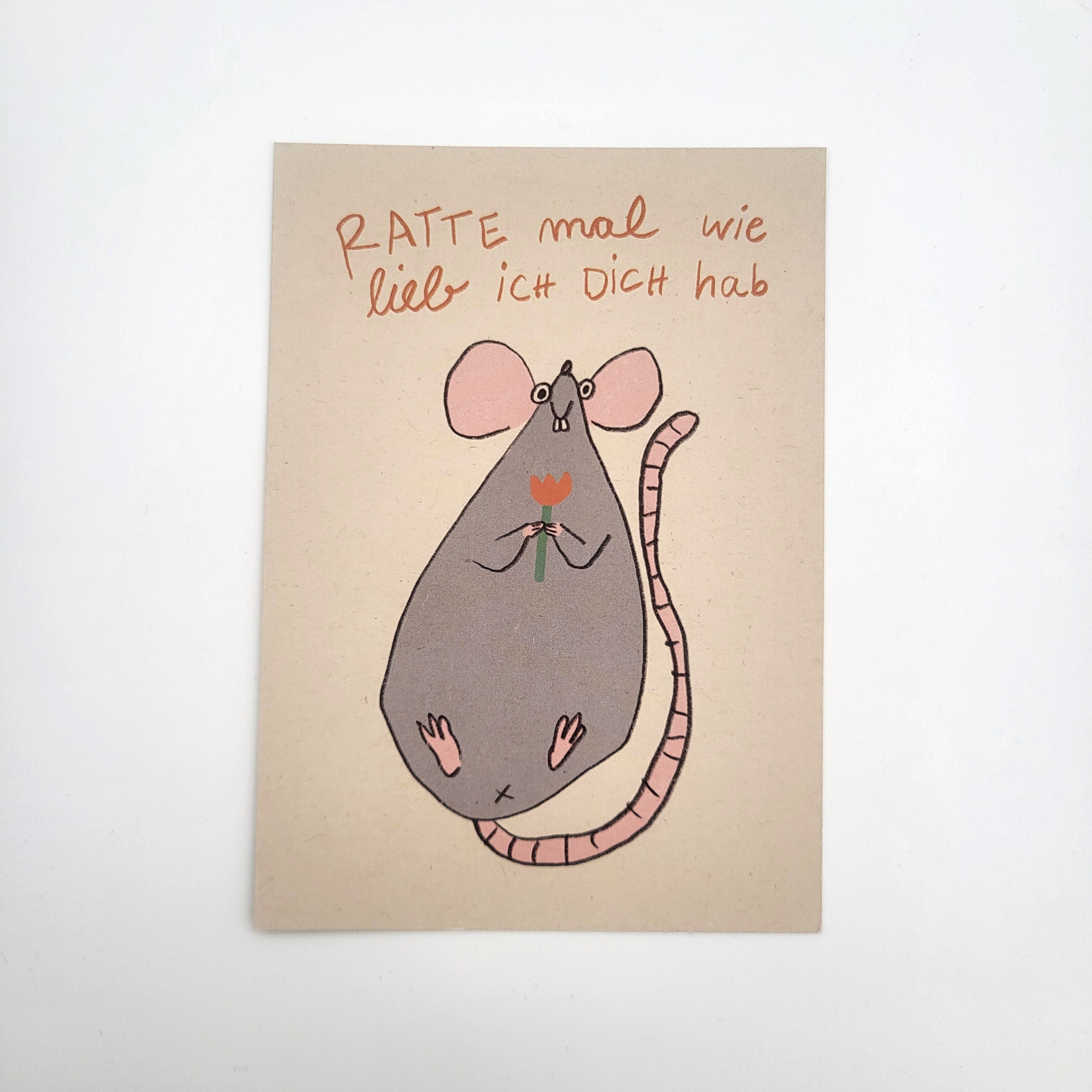 Eine Zeichnung einer pausbäckigen grauen Ratte, die eine kleine rote Blume hält, mit einem deutschen Text darüber, der RATTE mal wie lieb ich Dich hab auf einem beigen Hintergrund lautet.