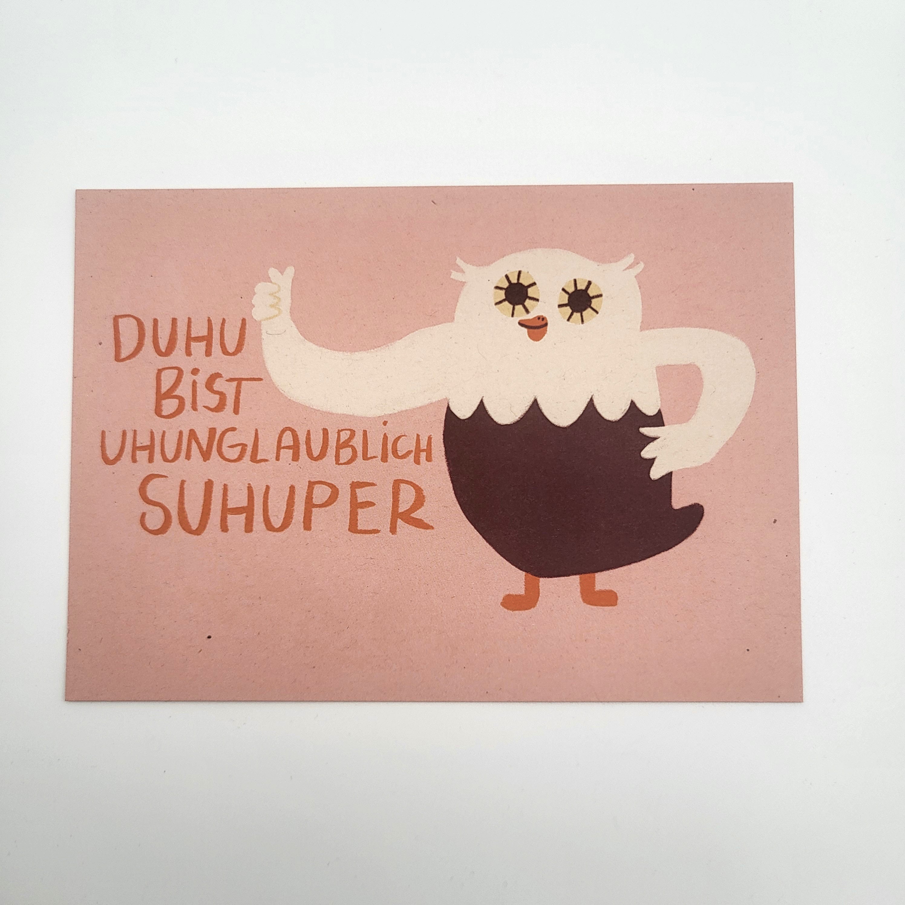 Eine Postkarte mit einer Cartoon-Eule, die einen Daumen nach oben zeigt. Der deutsche Text neben der Eule lautet: "Du hu bist uhunglaublich suhuper", auf rosa Hintergrund.