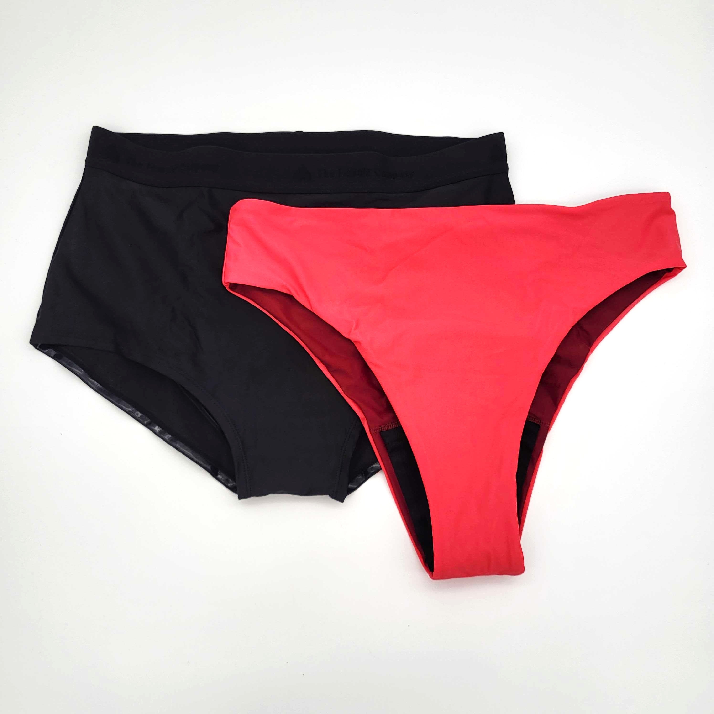 Zwei Paar Damenunterwäsche auf weißem Hintergrund: ein schwarzes Paar mit hoher Taille und voller Bedeckung und ein rotes Paar mit niedriger Taille und Bikini-Schnitt.