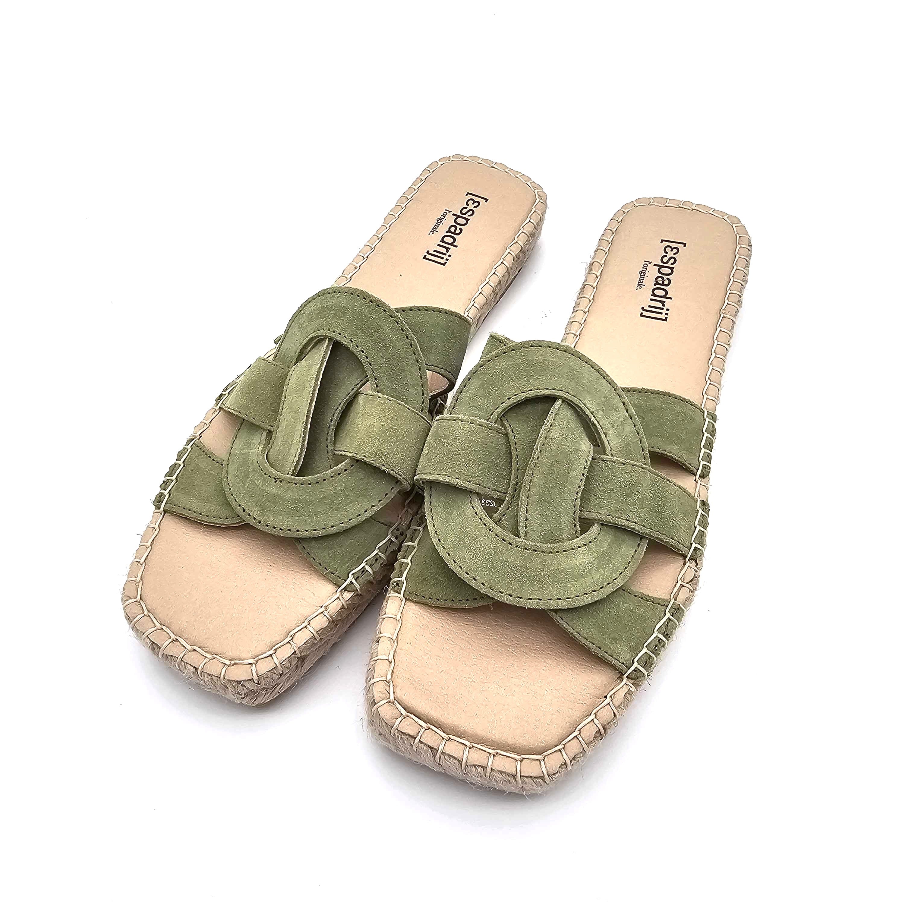 Ein Paar Damensandalen zum Hineinschlüpfen mit hellbrauner Sohle, olivgrünen Wildlederriemen in einem ineinandergreifenden Design und sichtbaren Nähten an den Rändern. Der Markenname Espadril ist auf der Innensohle aufgedruckt.