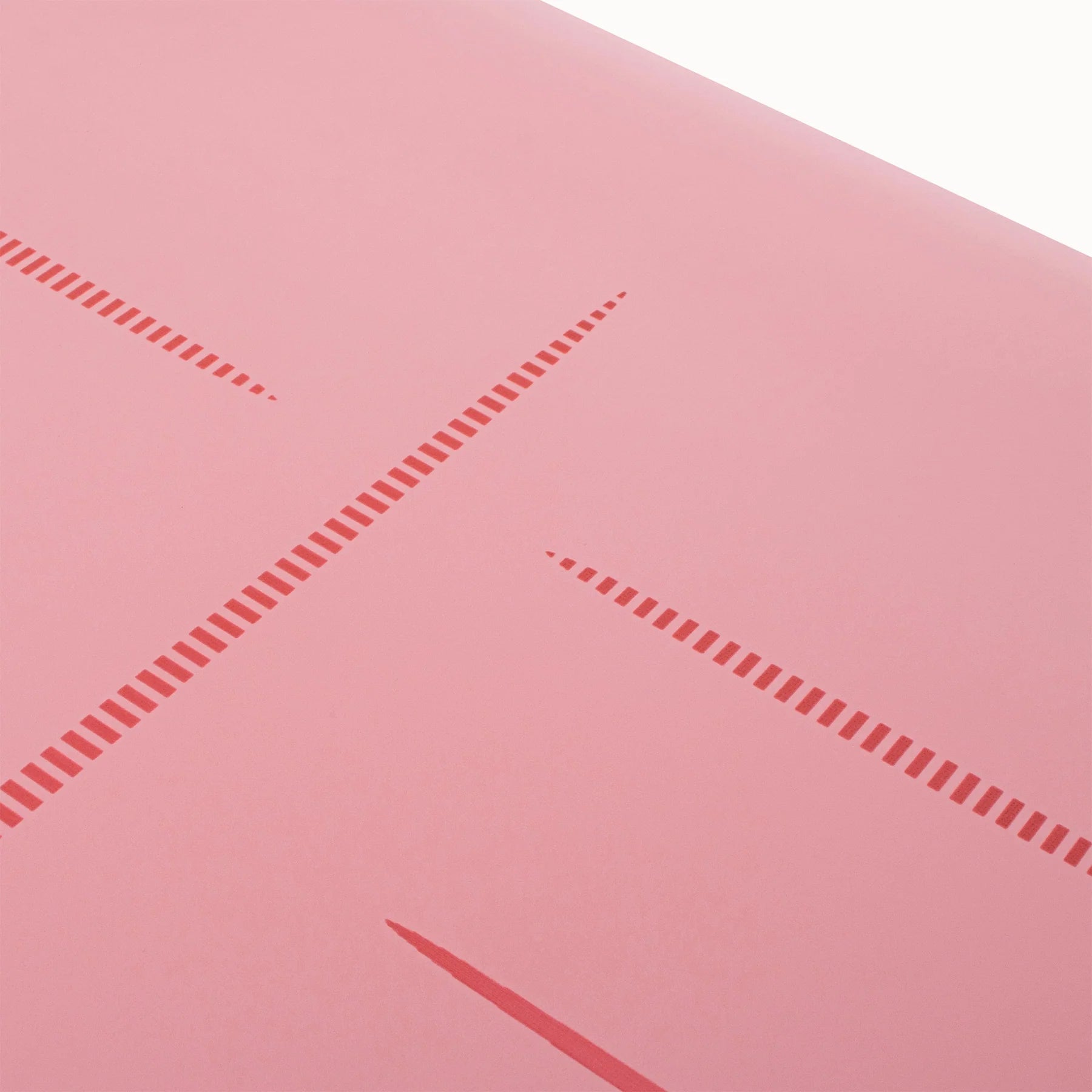 Rosa Matte mit roten Linien in diagonalem Muster.
