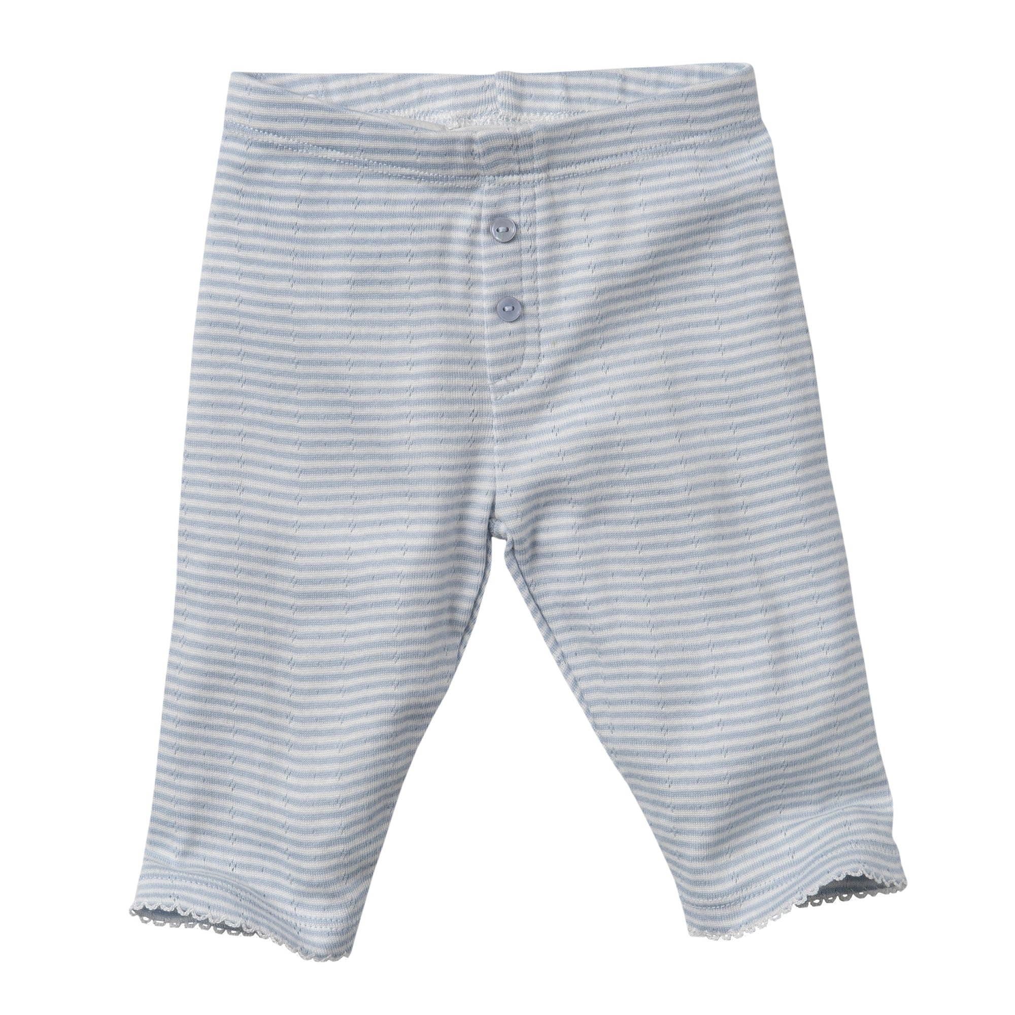 Hellgraue Babyhose mit dezenten horizontalen weißen Streifen, zwei Zierknöpfen auf der Vorderseite und Wellenbündchen an den Beinabschlüssen vor weißem Hintergrund.
