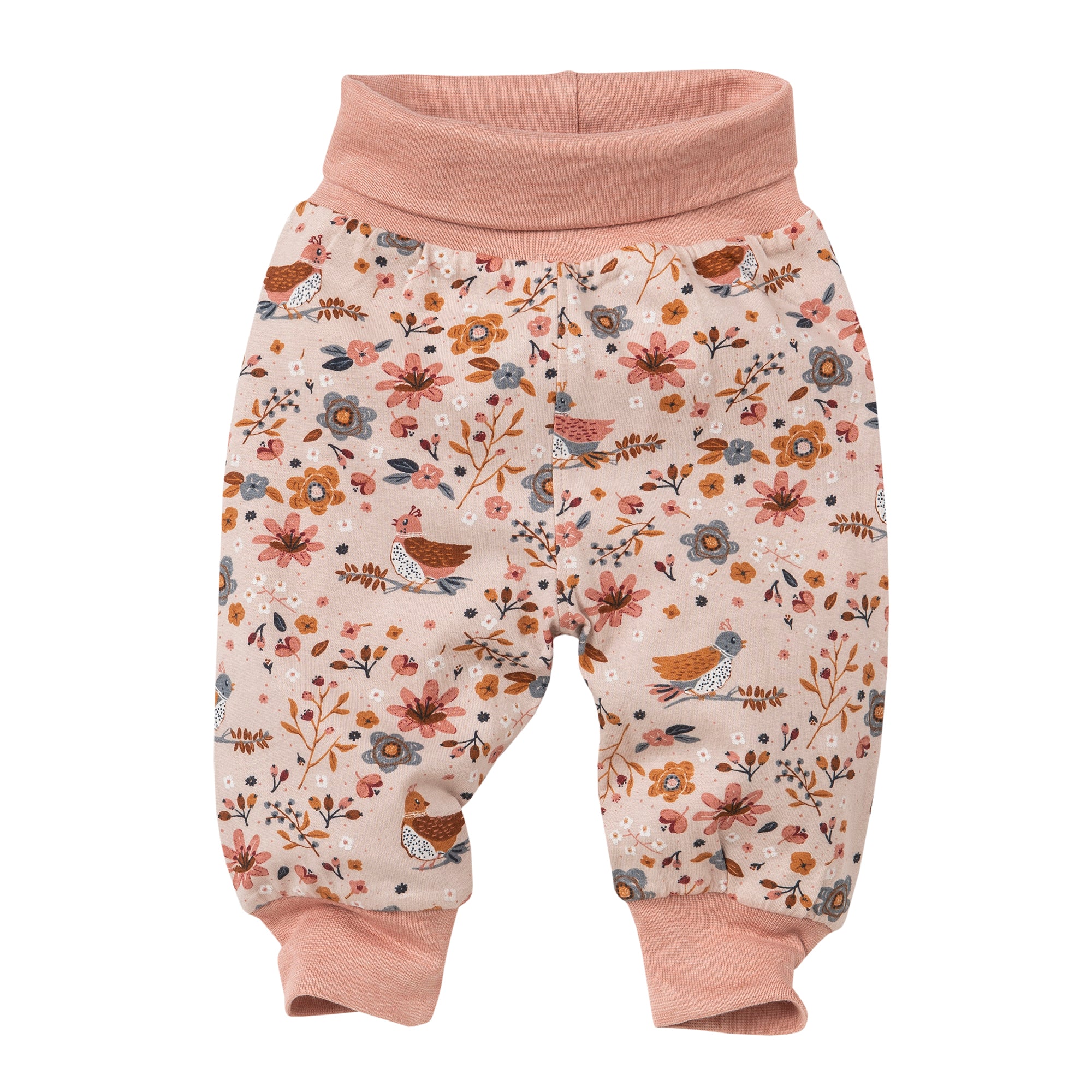 Babyhose mit zartrosa Bund und Bündchen. Der cremefarbene Hintergrund ist mit einem Muster aus Blumen, Blättern und kleinen Vögeln in Rosa-, Blau-, Orange- und Brauntönen verziert.
