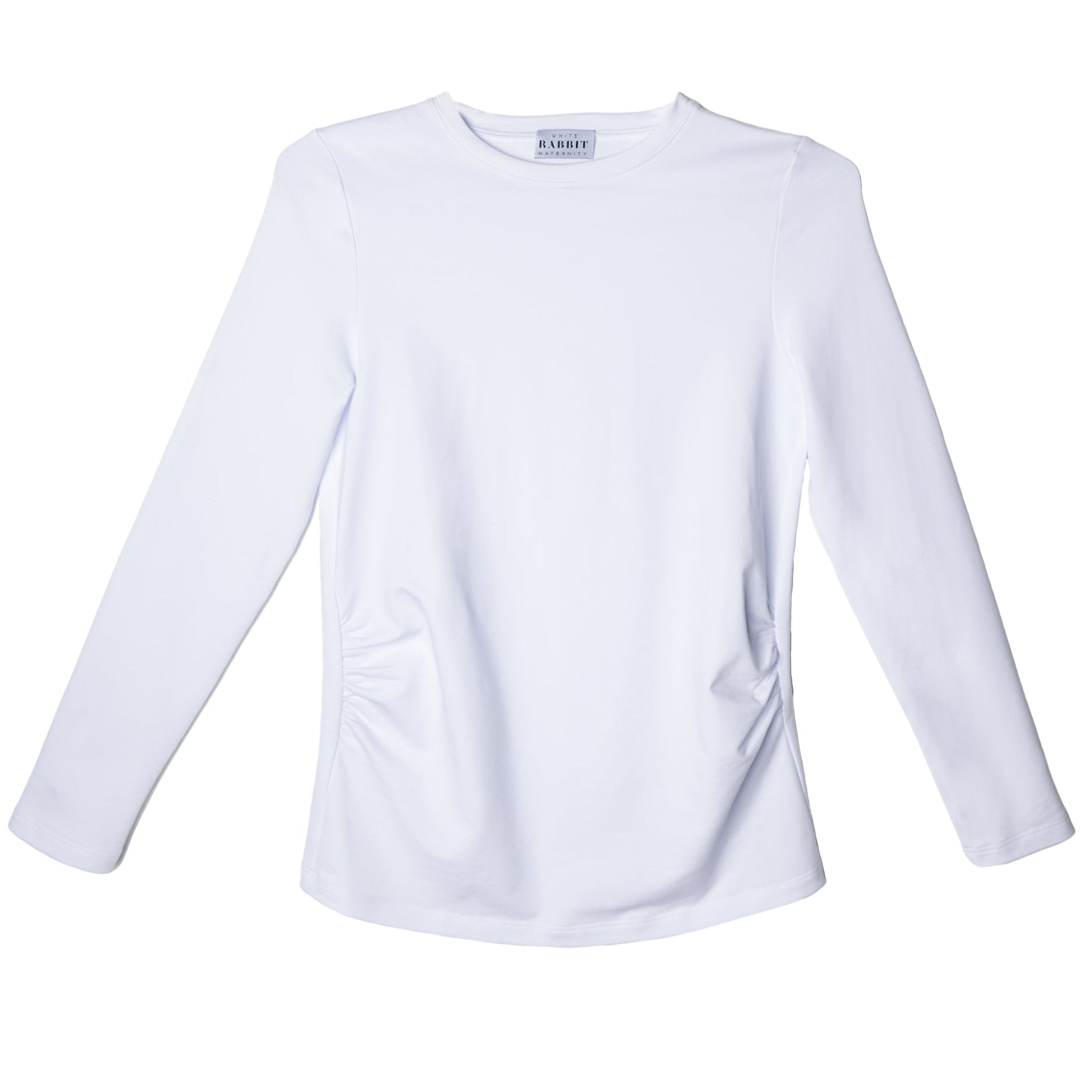 Ein schlichtes, weißes, langärmeliges Hemd mit Rundhalsausschnitt auf weißem Grund. Das Shirt hat dezente Rüschen an den Seiten und ein einfaches, klares Design.