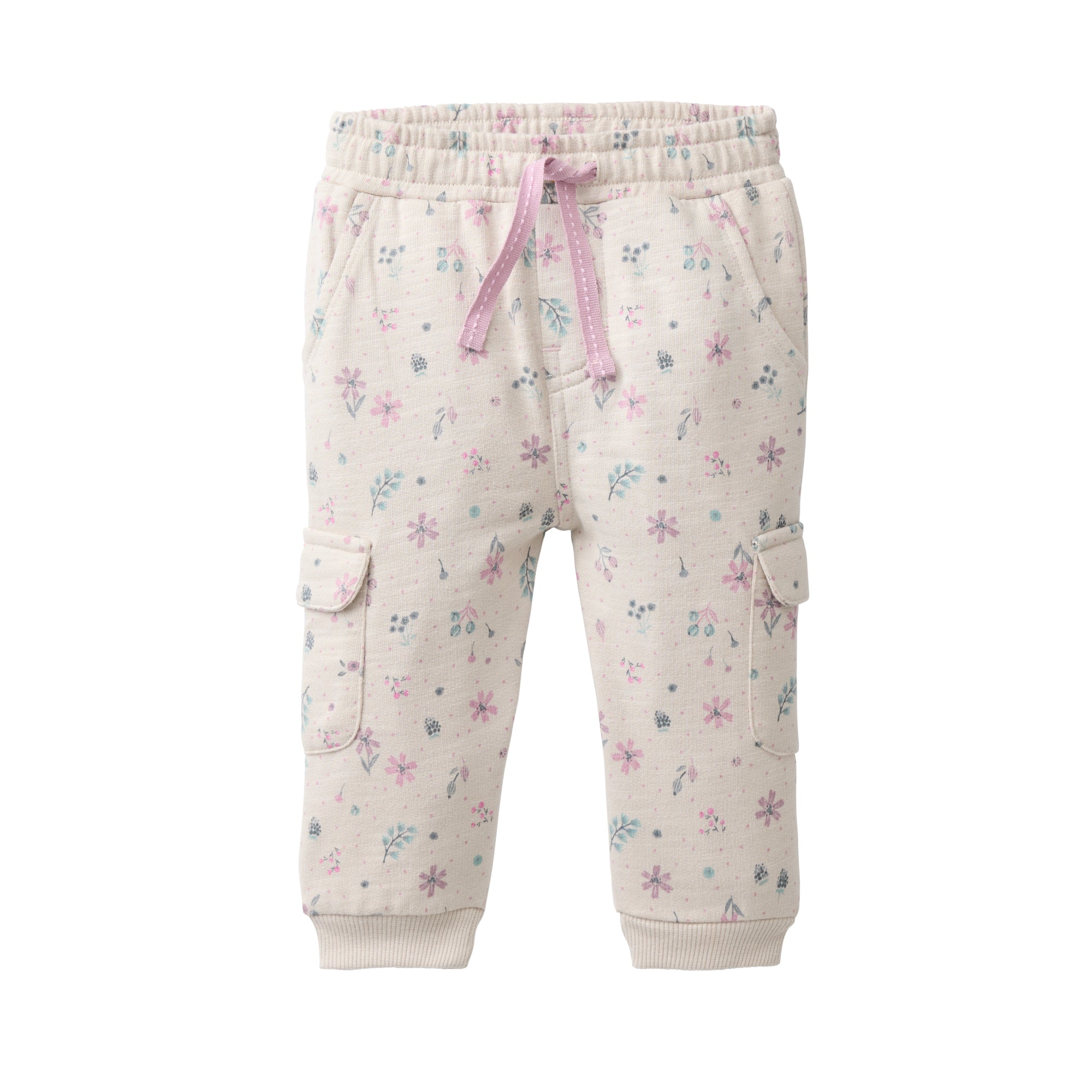 Hellbeige Jogginghose für Kleinkinder mit rosa Kordelzug, seitlichen Cargotaschen und einem pastellfarbenen Blumen- und Blattmuster in Rosa- und Blautönen. Die Hose hat gerippte Bündchen und einen elastischen Bund.