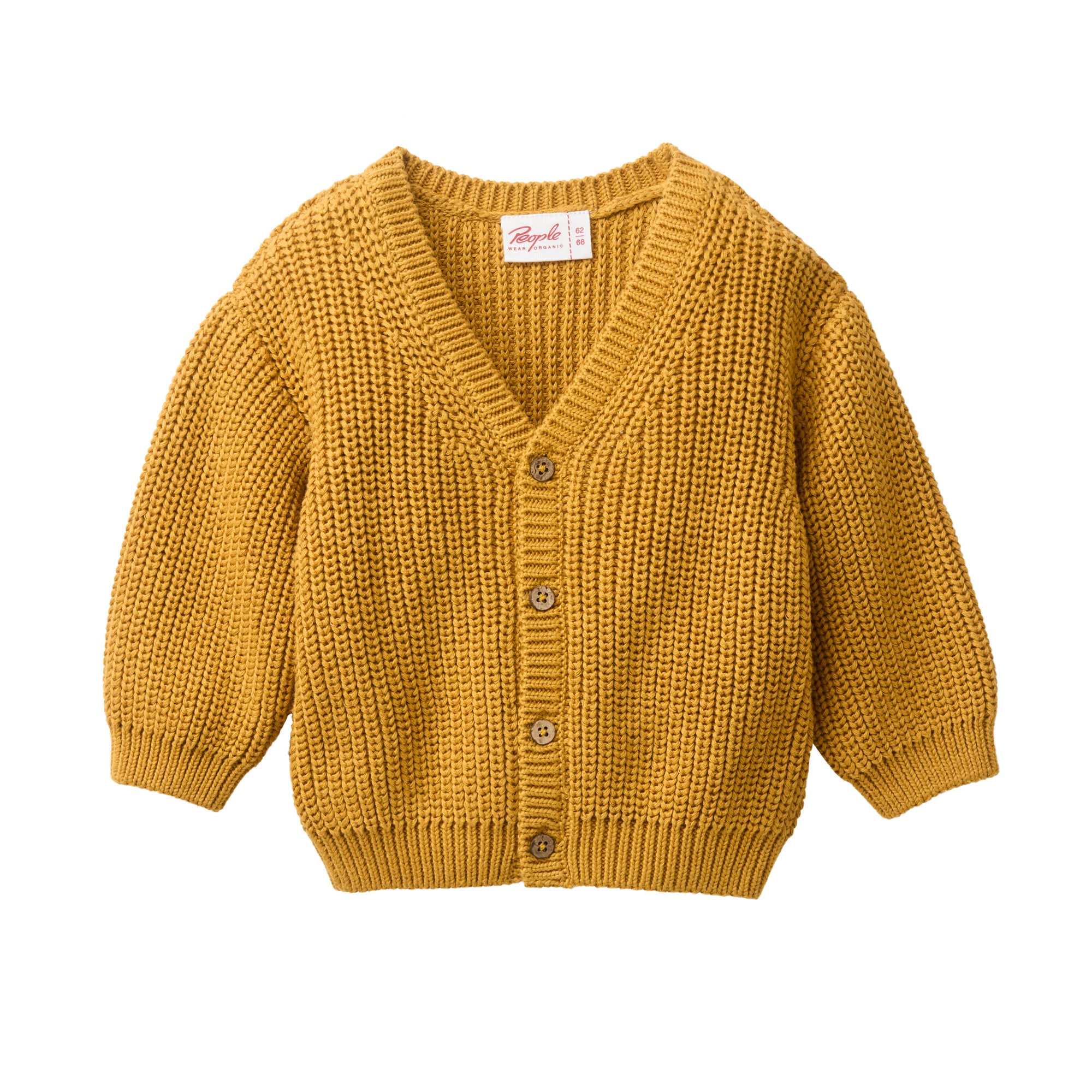 Senfgelbe, grob gestrickte Strickjacke mit langen Ärmeln, Knöpfen an der Vorderseite, V-Ausschnitt, gerippten Bündchen und Saum auf weißem Hintergrund.