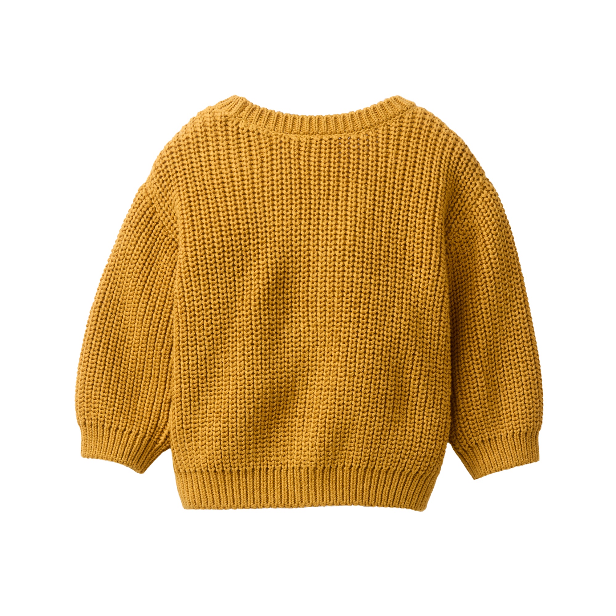 Ein senfgelber, grob gestrickter Pullover mit langen Ärmeln, gerippten Bündchen, Saum und Kragen, flach auf weißem Hintergrund, von hinten gesehen.