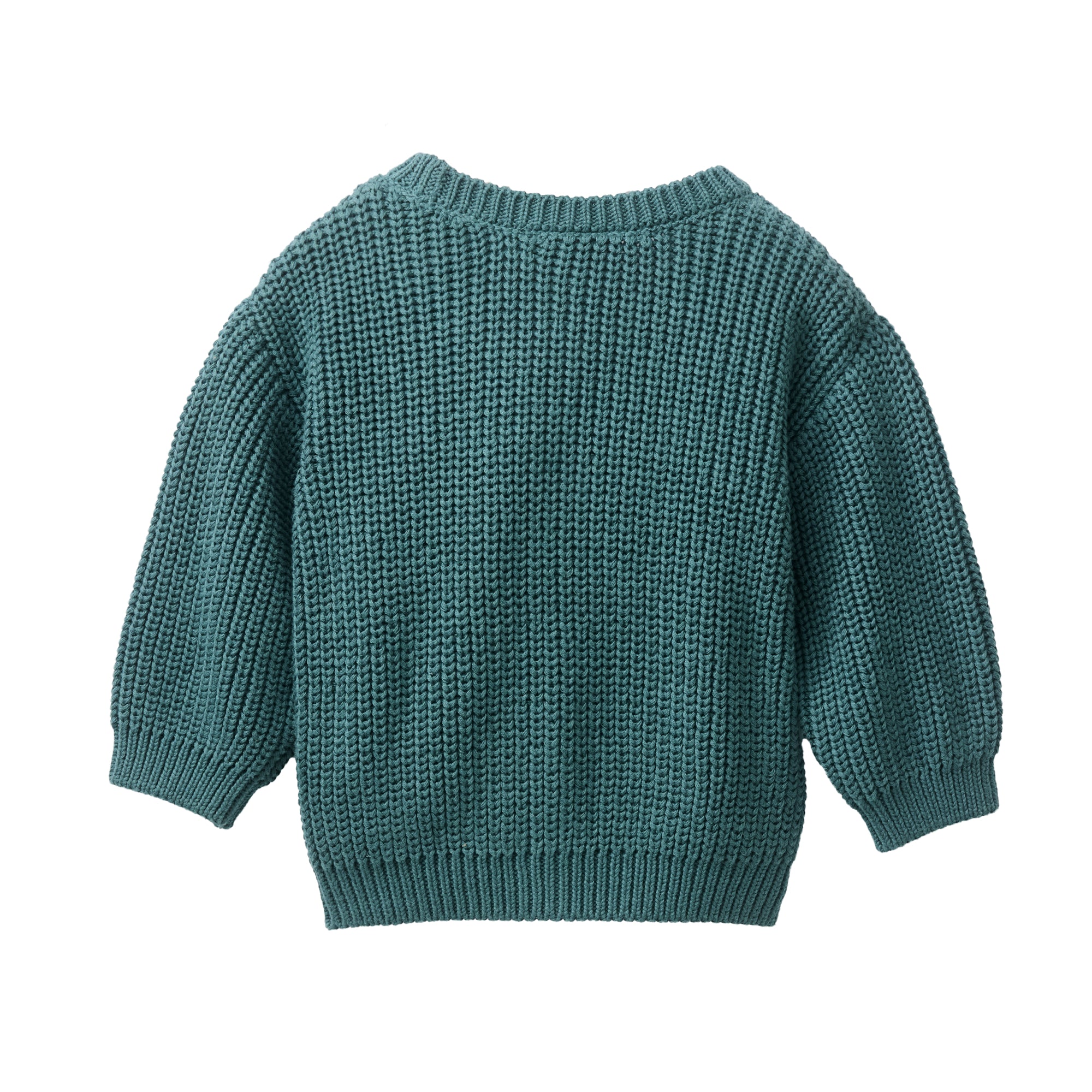 Ein blaugrüner Strickpullover mit grober Struktur, langen Ärmeln und gerippten Bündchen, Kragen und Saum, von hinten auf weißem Hintergrund gezeigt.