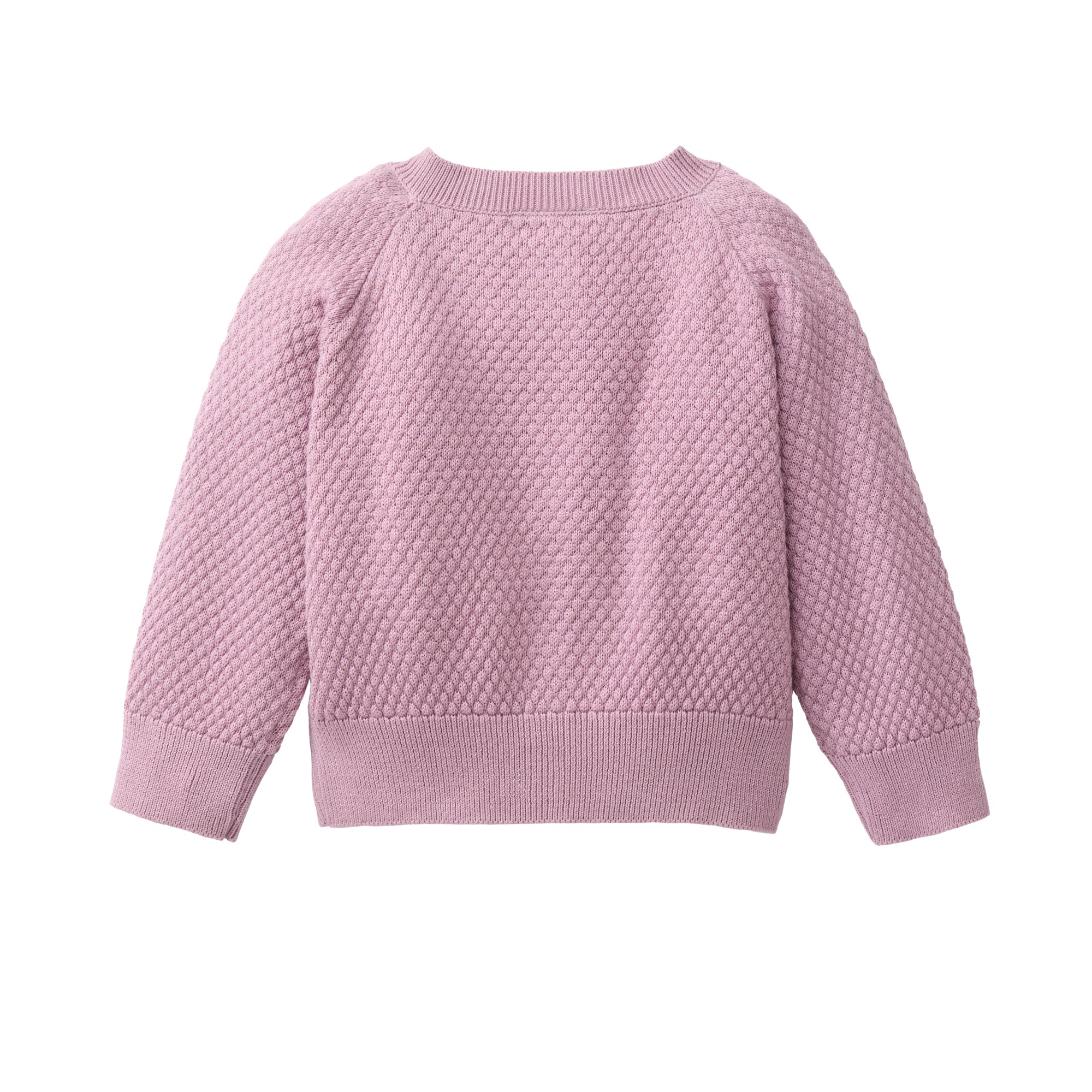 Ein hellvioletter, langärmeliger Strickpullover mit strukturiertem Wabenmuster und gerippten Bündchen, Kragen und Saum auf einfarbig weißem Hintergrund.