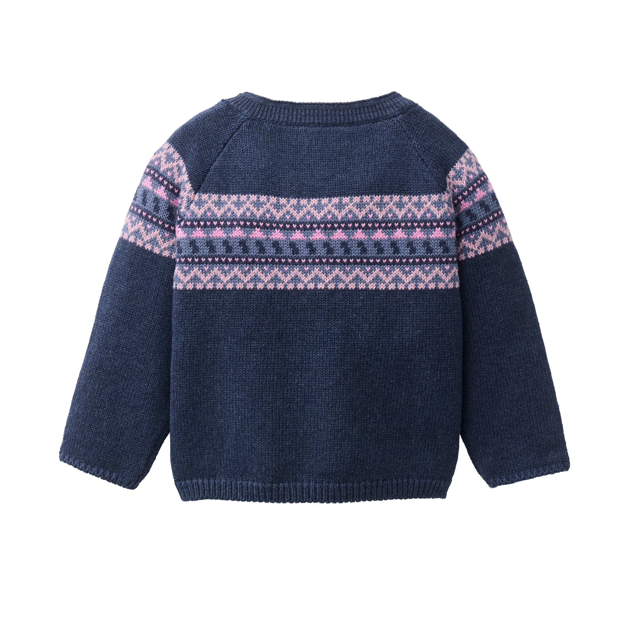 Ein marineblauer Strickpullover mit langen Ärmeln und rosa und lila Fair-Isle-Mustern auf der Brust und den Oberarmen auf weißem Hintergrund.
