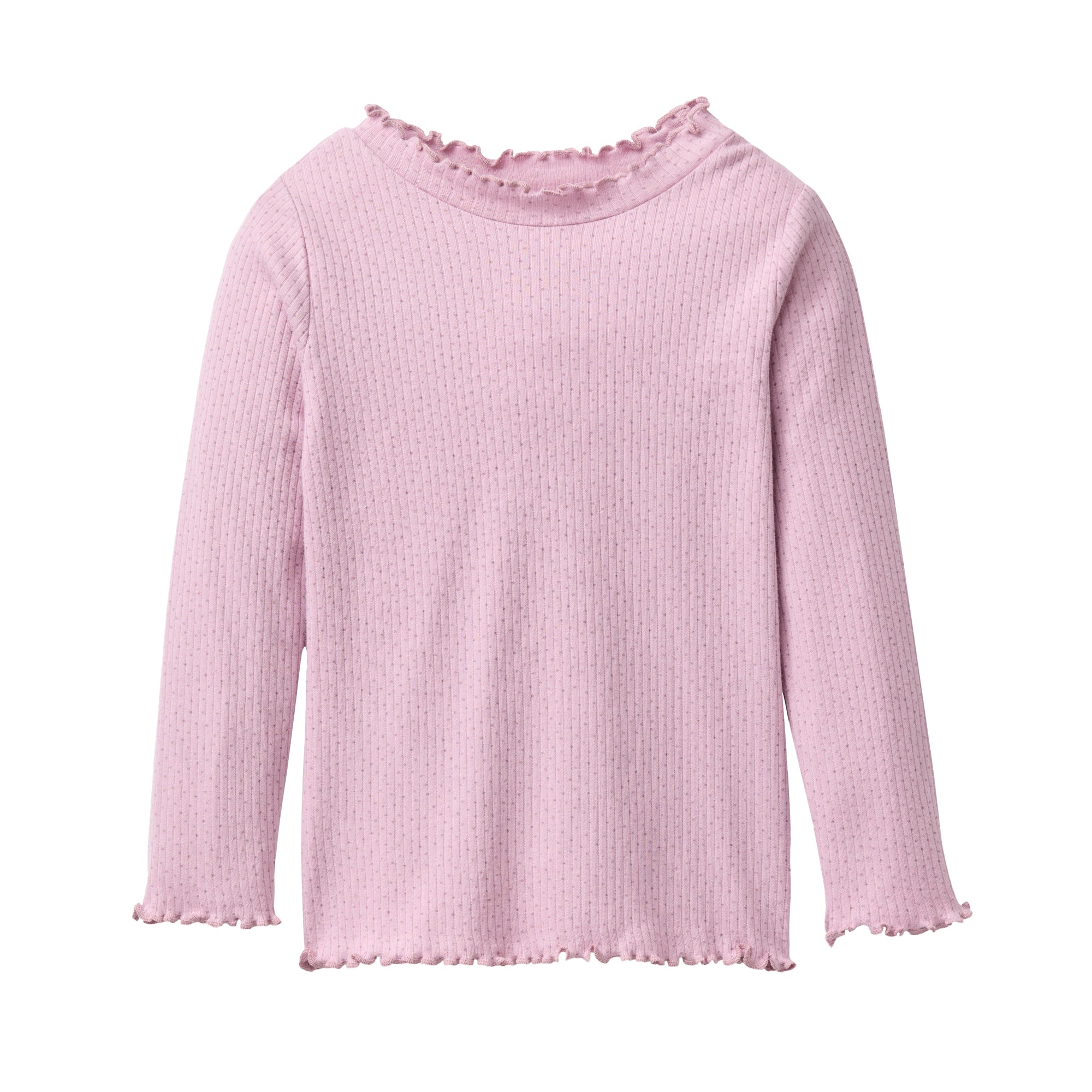 Ein langärmeliges, hellrosa geripptes Hemd mit gerafftem Halsausschnitt und gerafften Kanten an den Manschetten und am Saum auf weißem Hintergrund.
