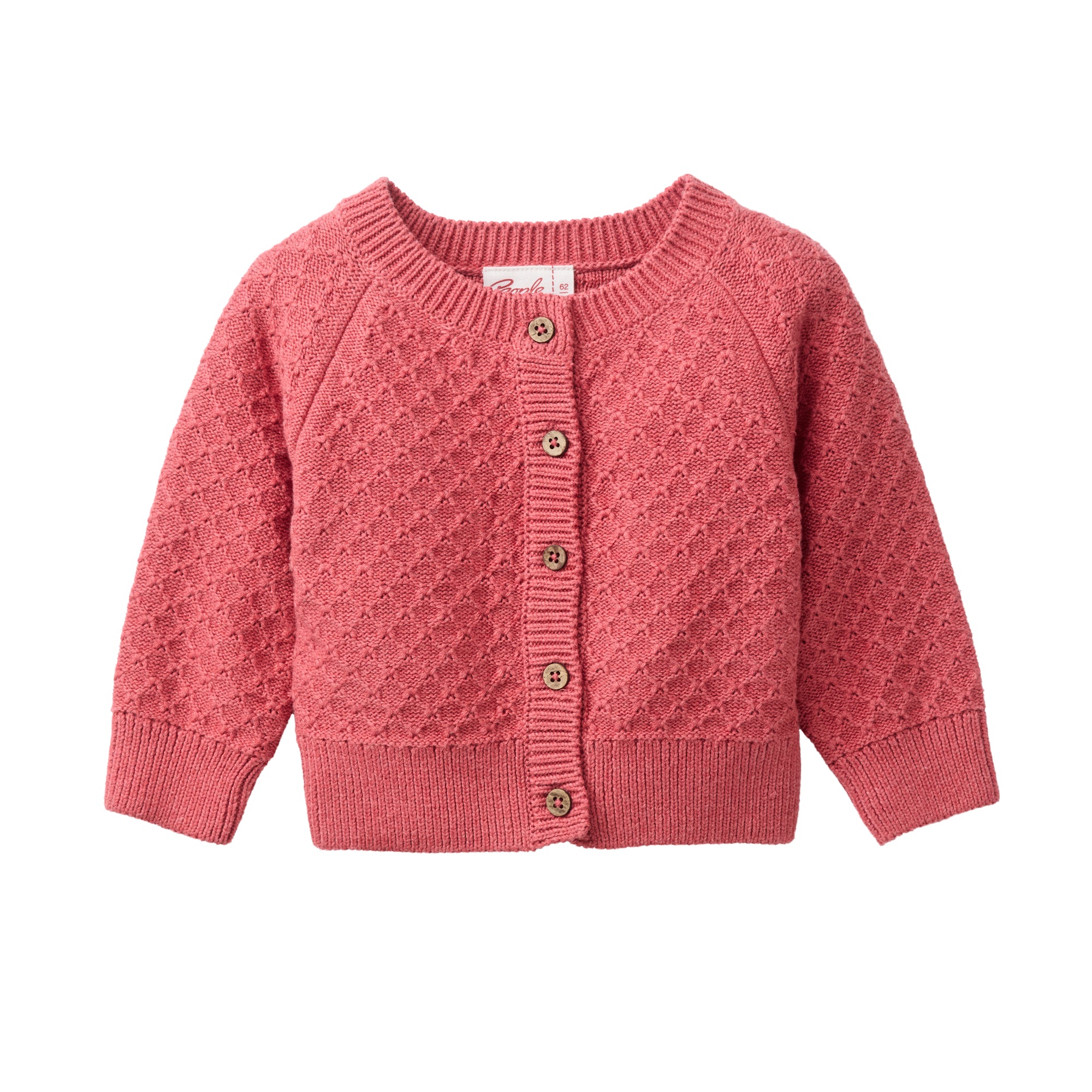 Eine rosafarbene Strickjacke für Babys mit Strukturmuster, langen Ärmeln, gerippten Bündchen und Saum sowie Holzknöpfen auf der Vorderseite.