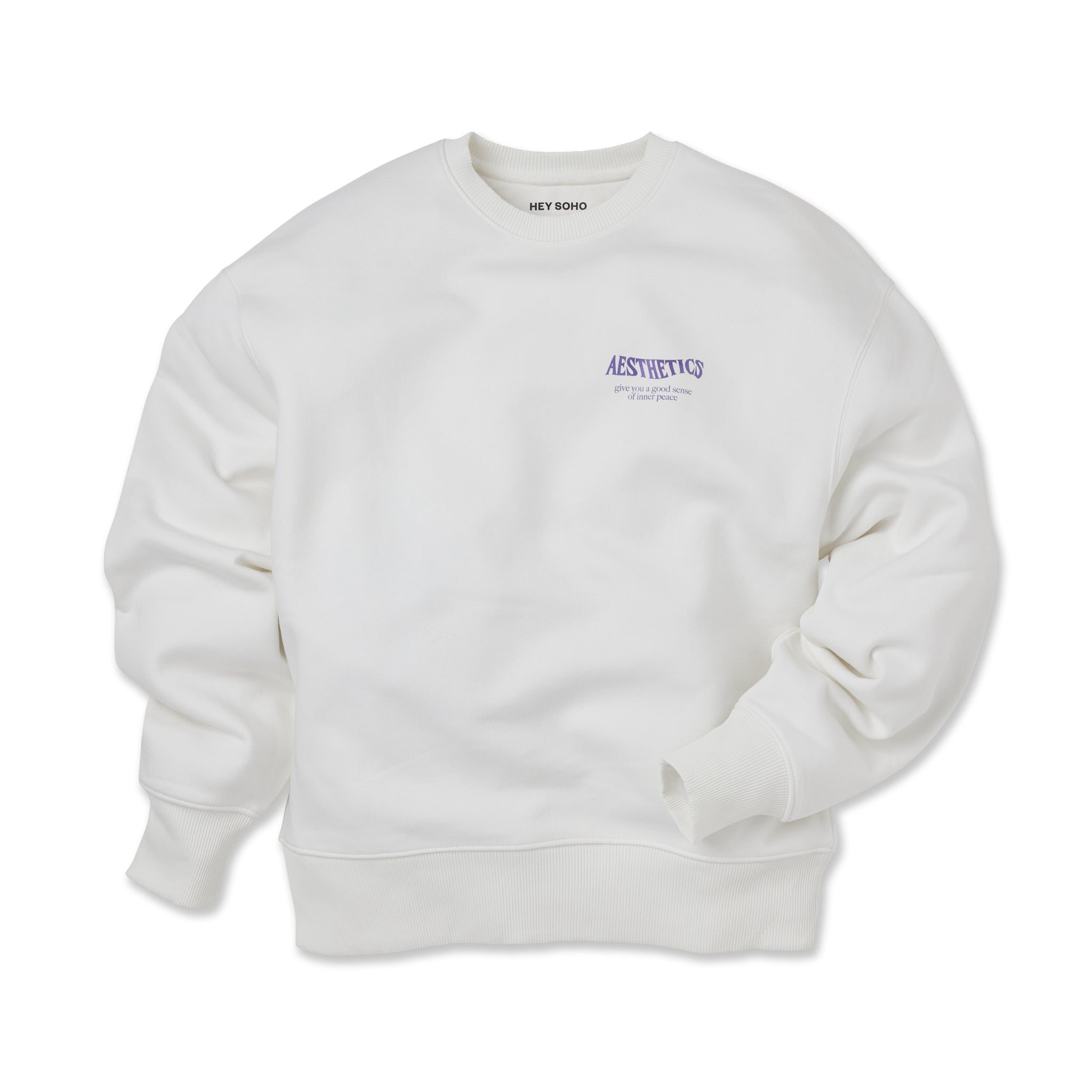 Weißes Sweatshirt mit lila Aufschrift "AESTHETICS" auf der Brust.