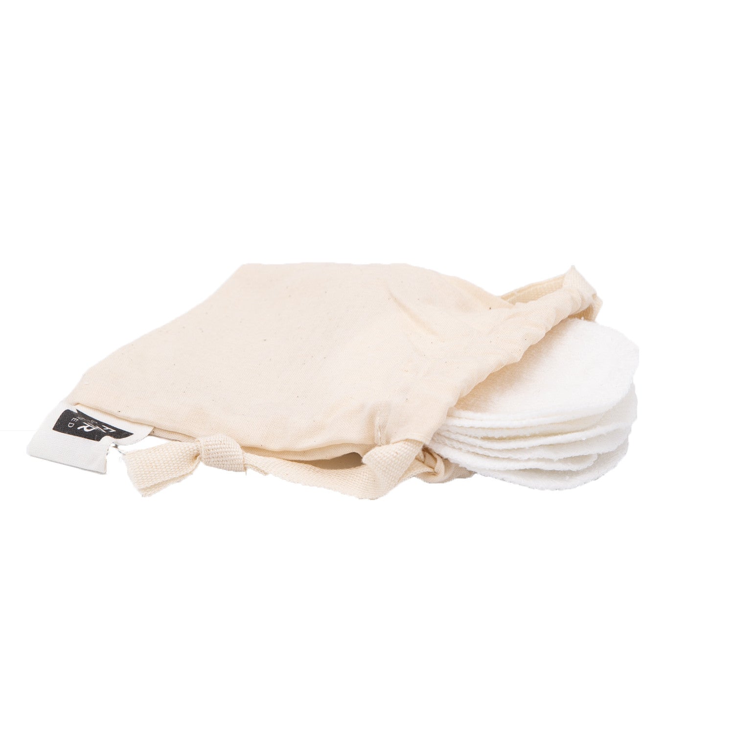 Eine beigefarbene Kordeltasche mit mehreren weißen runden wiederverwendbaren Wattepads, die teilweise sichtbar sind, auf weißem Hintergrund.