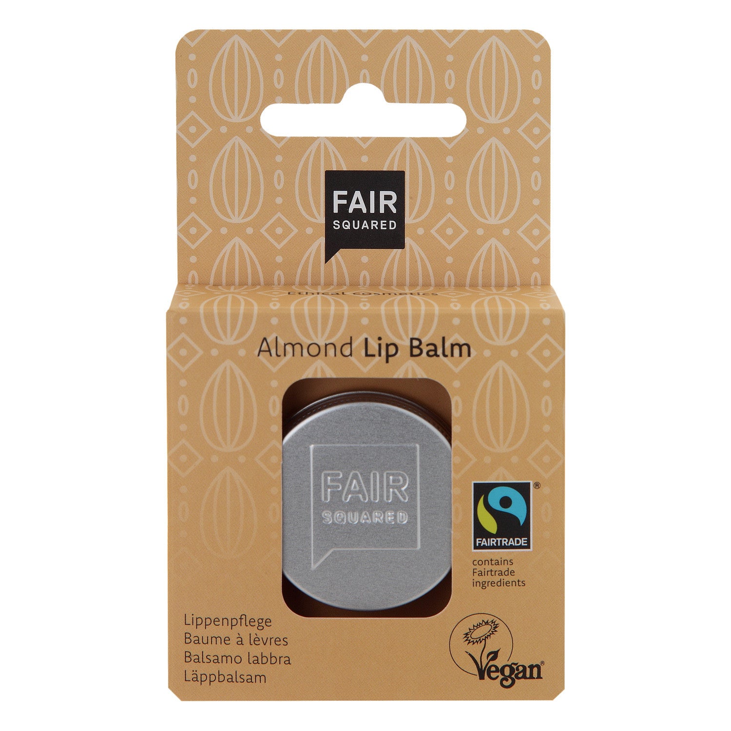Eine Packung Fair Squared Almond Lip Balm mit einer silbernen Dose in einer braunen Schachtel mit Fairtrade- und Vegan-Logos. Auf der Verpackung ist Text in mehreren Sprachen zu lesen.