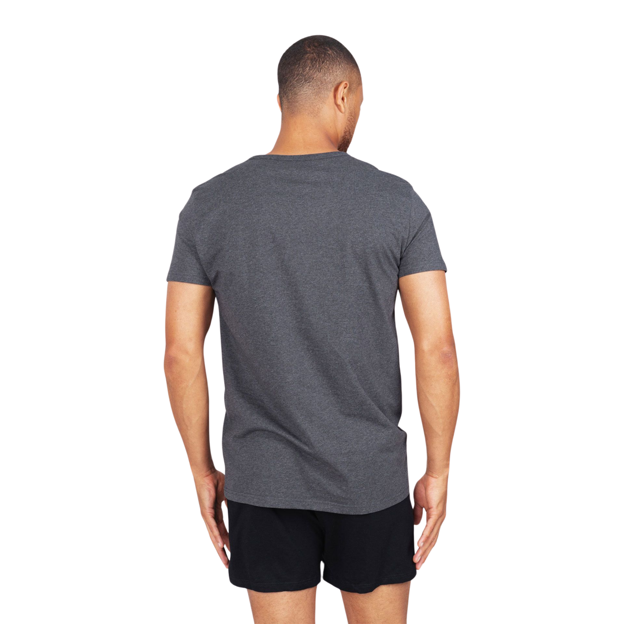 Rückansicht eines Mannes in grauem T-Shirt und schwarzen Shorts vor weißem Hintergrund.