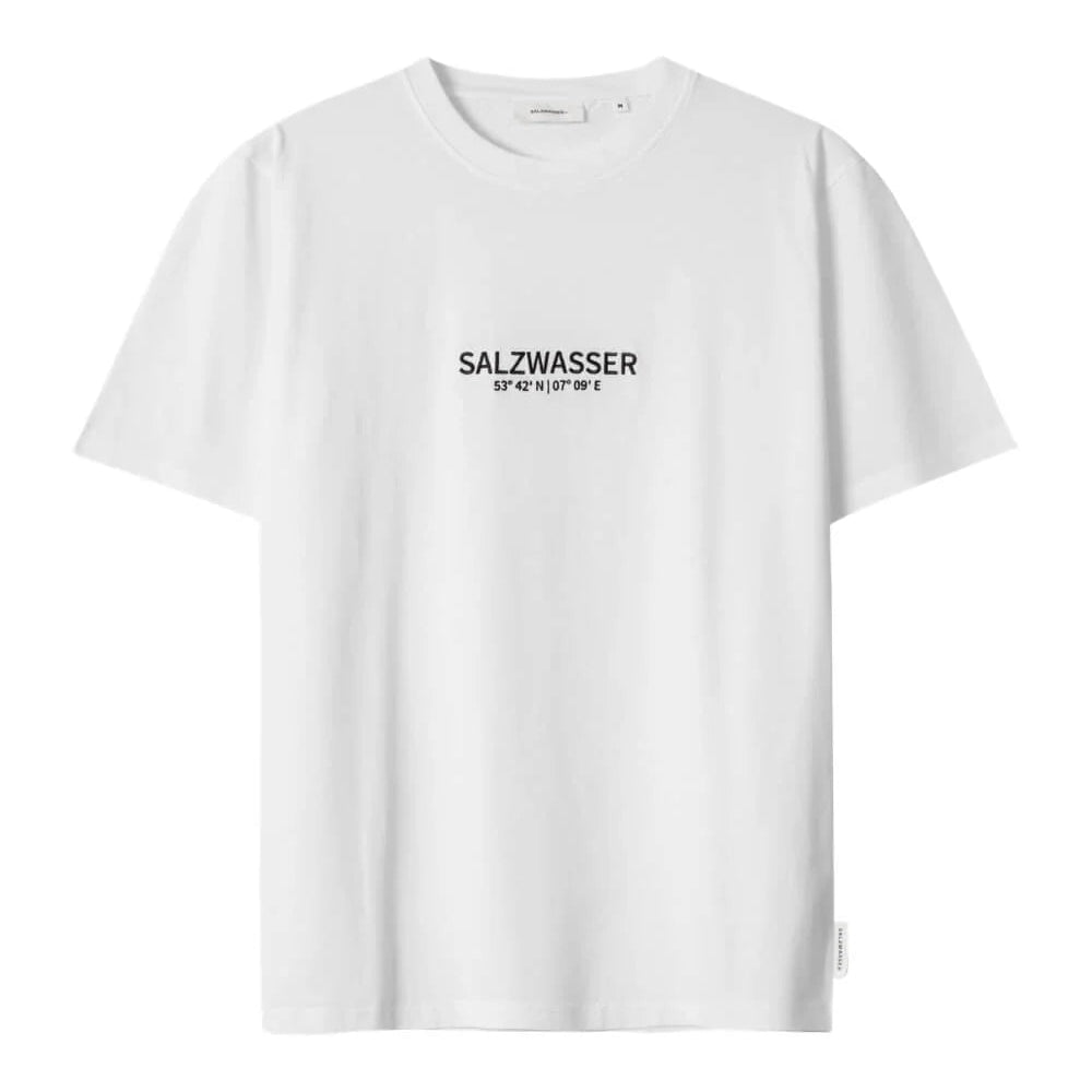 Weißes Kurzarm-T-Shirt mit SALZWASSER und kleinem Text darunter in schwarzer Schrift auf der Vorderseite.