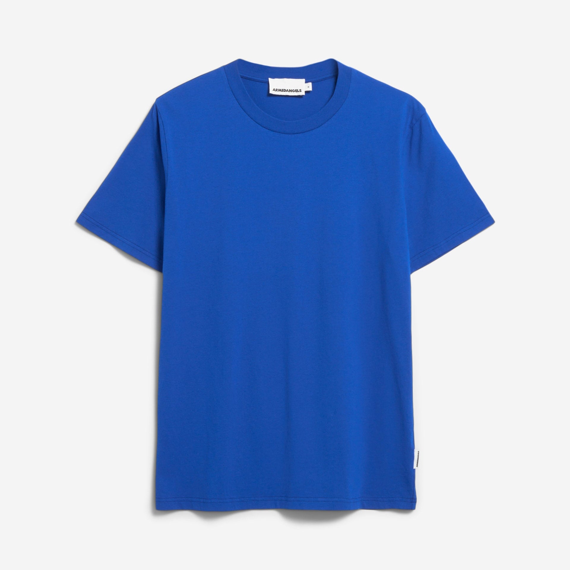 Ein schlichtes, kurzärmeliges, königsblaues T-Shirt liegt flach vor einem weißen Hintergrund. Das Shirt hat einen Rundhalsausschnitt und keine sichtbaren Logos oder Muster.