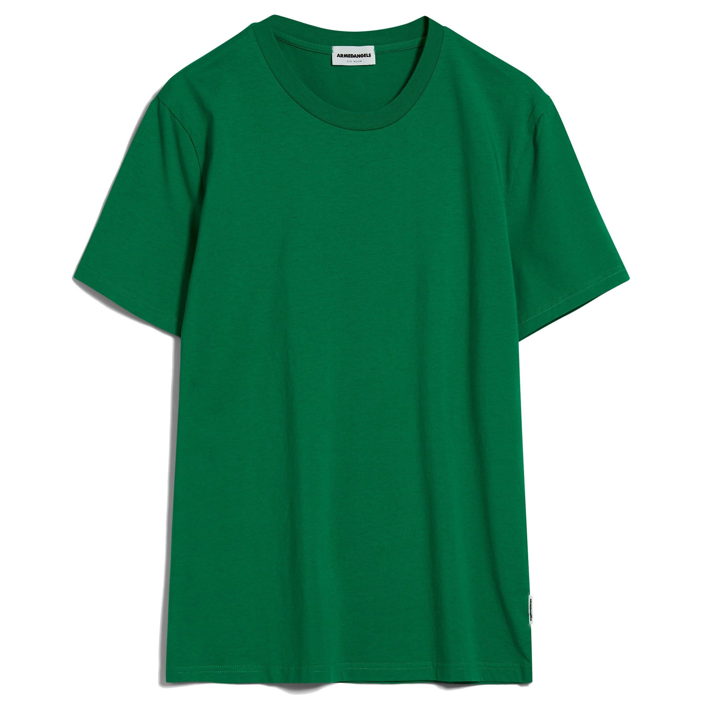 Grünes T-Shirt mit Rundhalsausschnitt, auf einem weißen Hintergrund fotografiert.