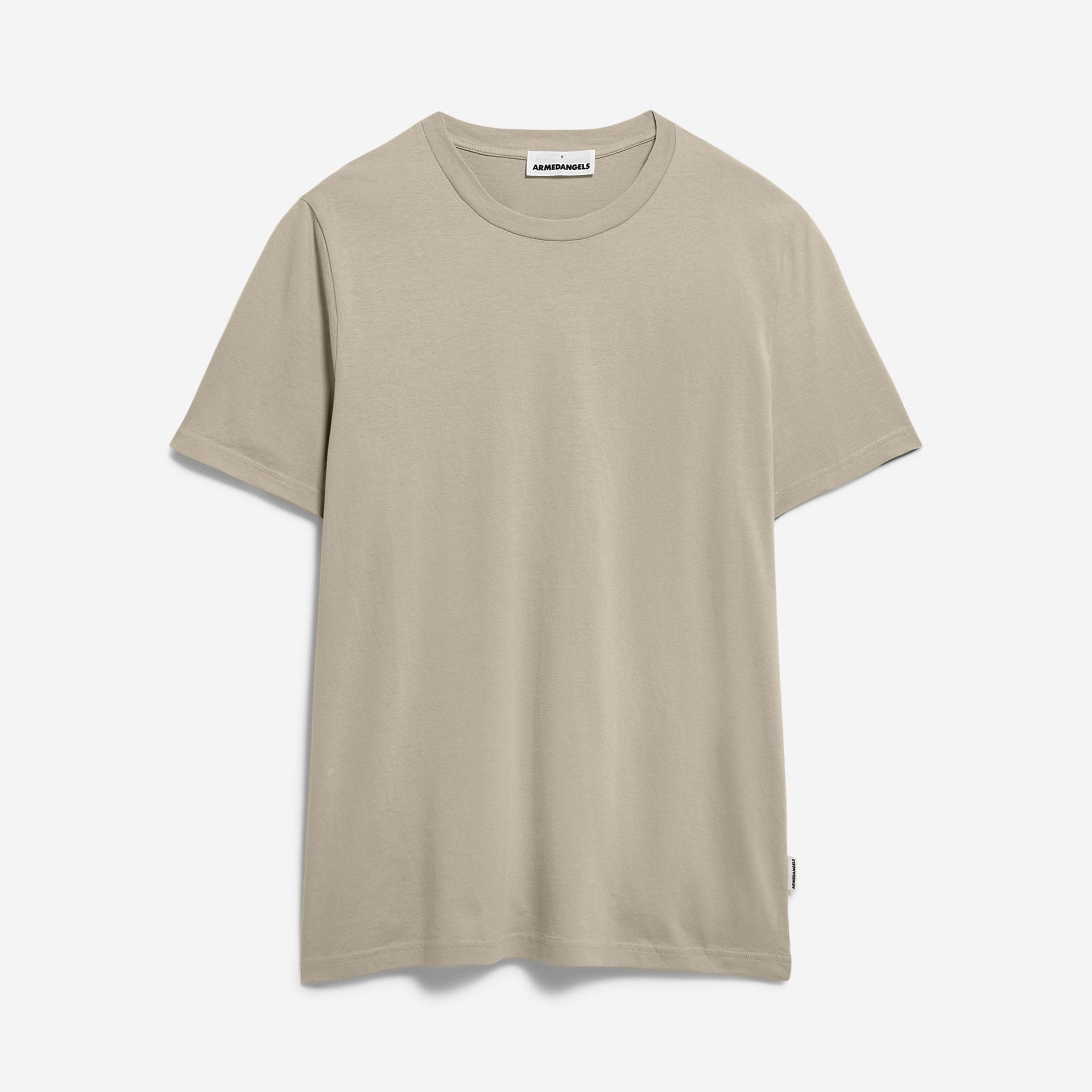 Ein schlichtes, hellbeiges, kurzärmeliges T-Shirt hängt vor einem weißen Hintergrund. Das Shirt hat einen Rundhalsausschnitt, ein einfaches Design und ein kleines weißes Etikett an der Innenseite des Kragens.