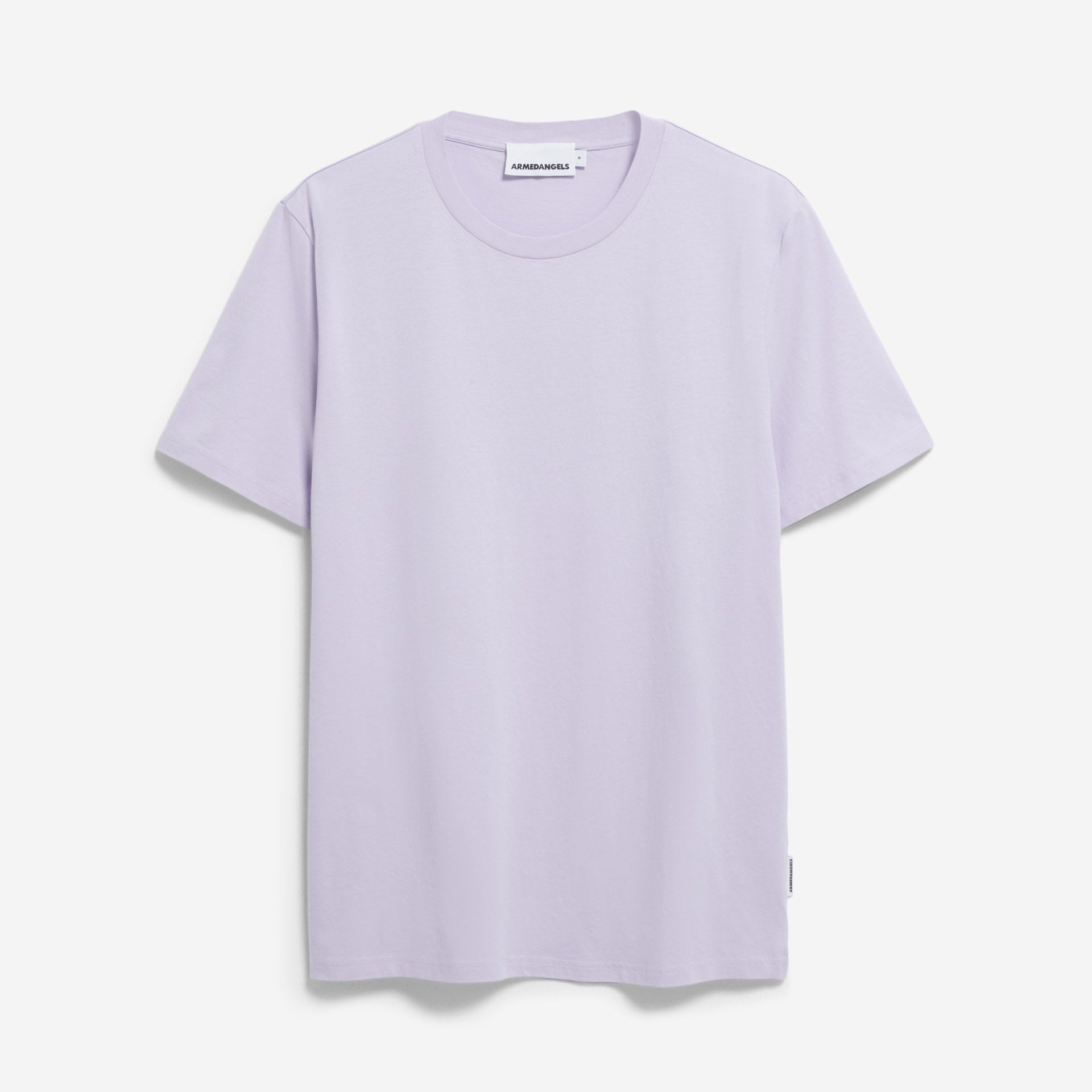 Ein schlichtes, kurzärmeliges, helllavendelfarbenes T-Shirt liegt flach vor einem weißen Hintergrund. Das Shirt hat einen Rundhalsausschnitt und wirkt schlicht, ohne sichtbare Logos oder Muster.