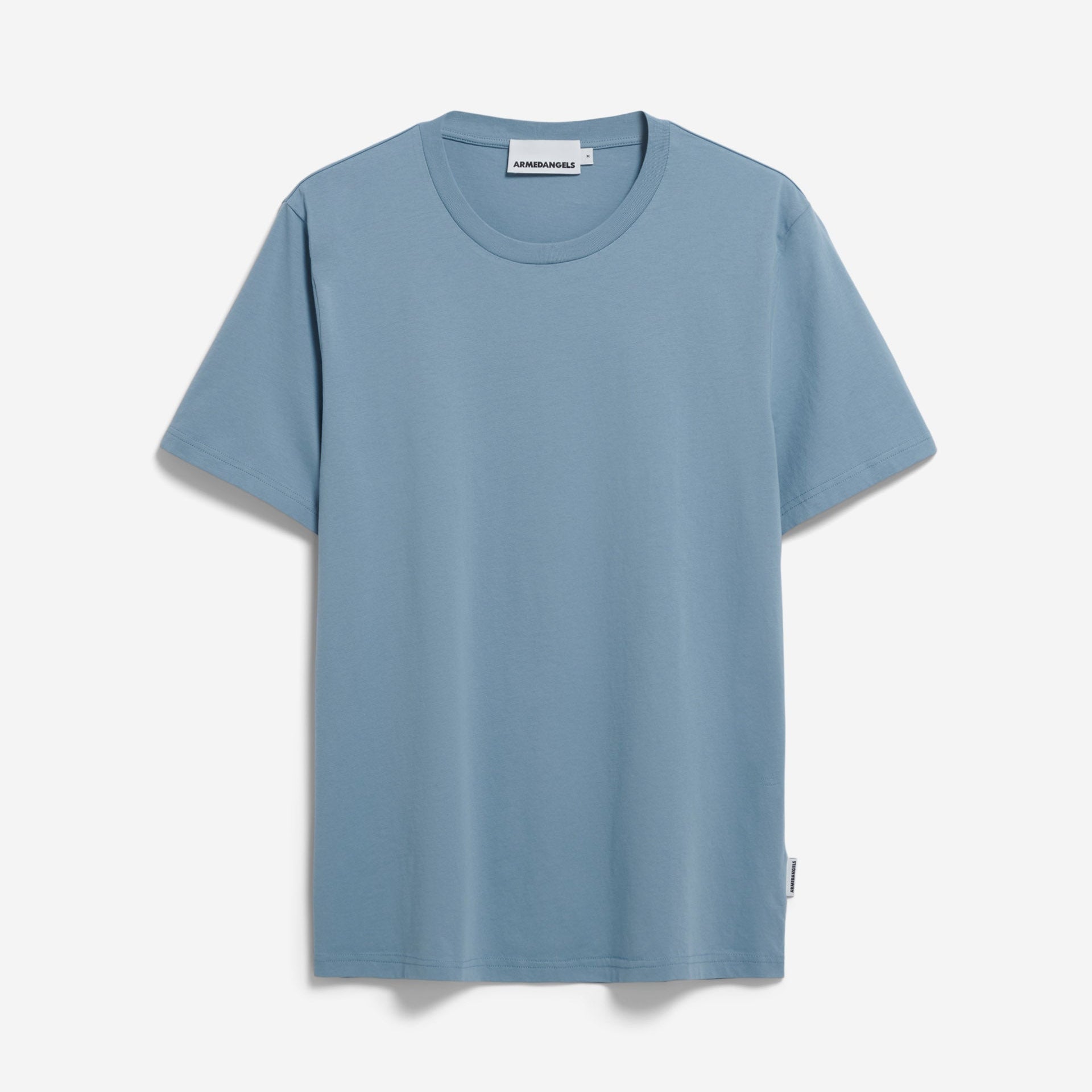 Ein einfaches, kurzärmeliges, hellblaues T-Shirt liegt flach vor einem weißen Hintergrund. Das Shirt hat einen Rundhalsausschnitt und ein kleines weißes Etikett an der Innenseite des Kragens.