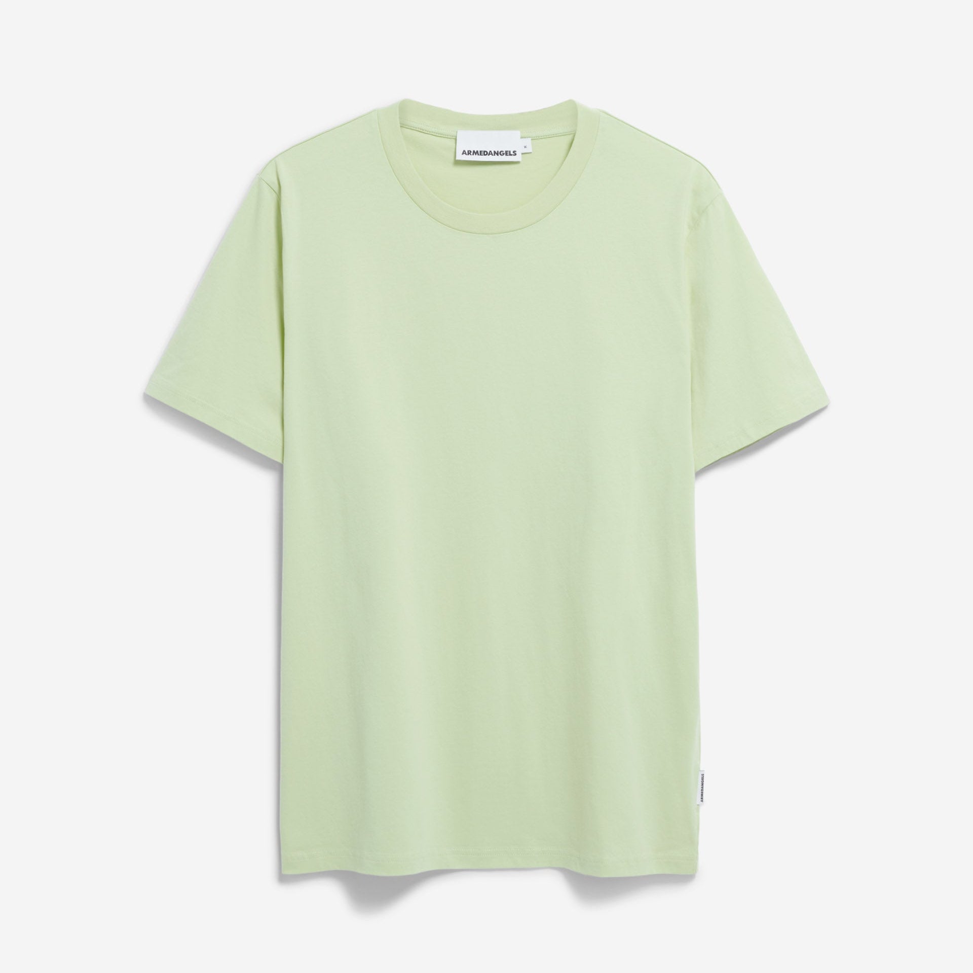 Ein unifarbenes, hellgrünes T-Shirt mit Rundhalsausschnitt und kurzen Ärmeln wird vor einem weißen Hintergrund gezeigt.