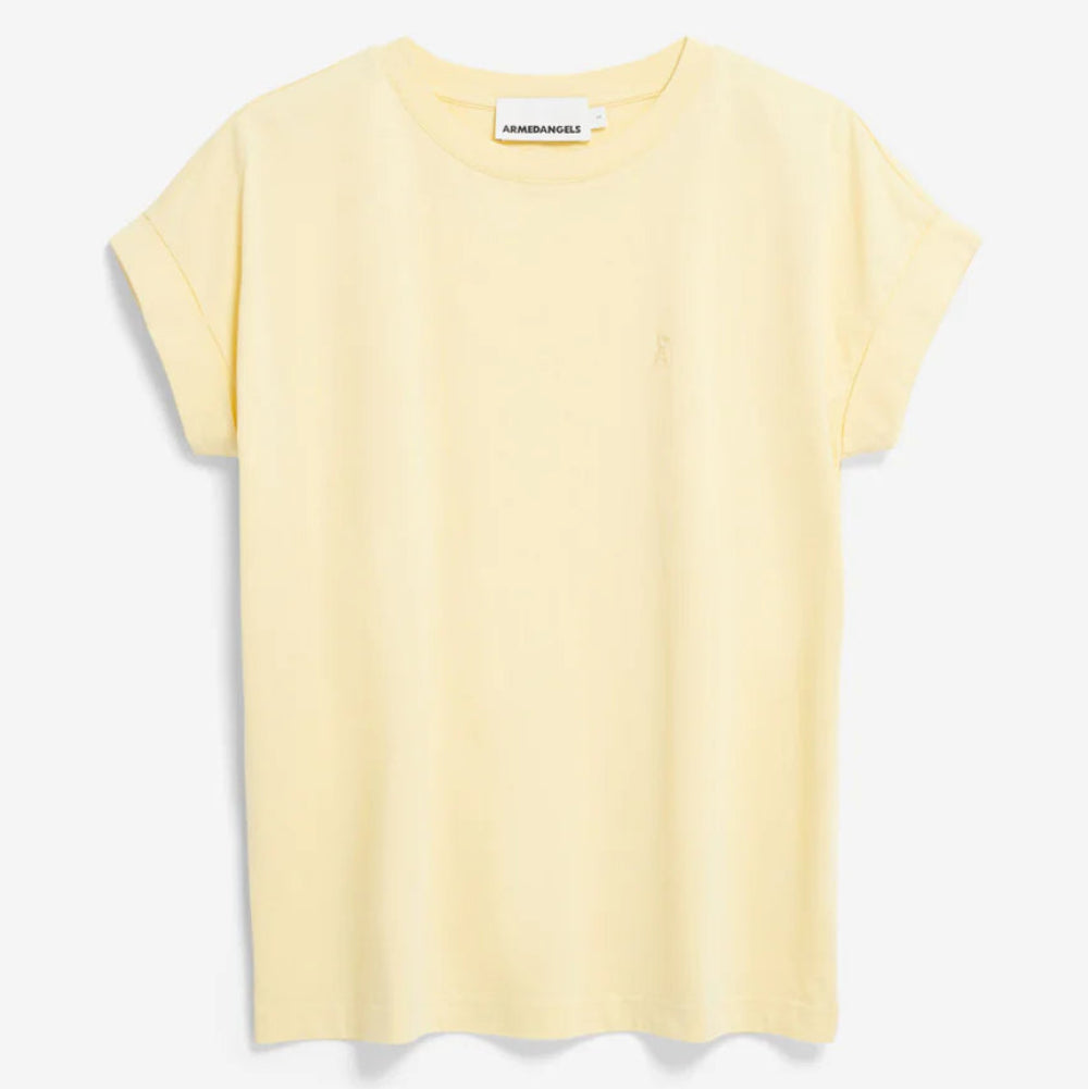 Ein schlichtes, kurzärmeliges, hellgelbes T-Shirt mit rundem Halsausschnitt ist vor einem weißen Hintergrund abgebildet.