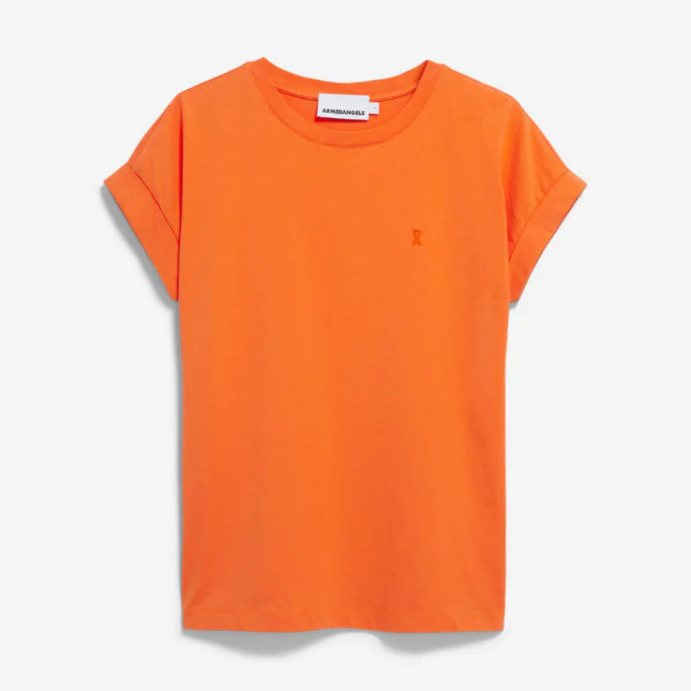 Ein orangefarbenes Kurzarm-T-Shirt mit hochgekrempelten Ärmeln, rundem Halsausschnitt und einem kleinen gestickten Logo auf der linken Brust auf weißem Grund.