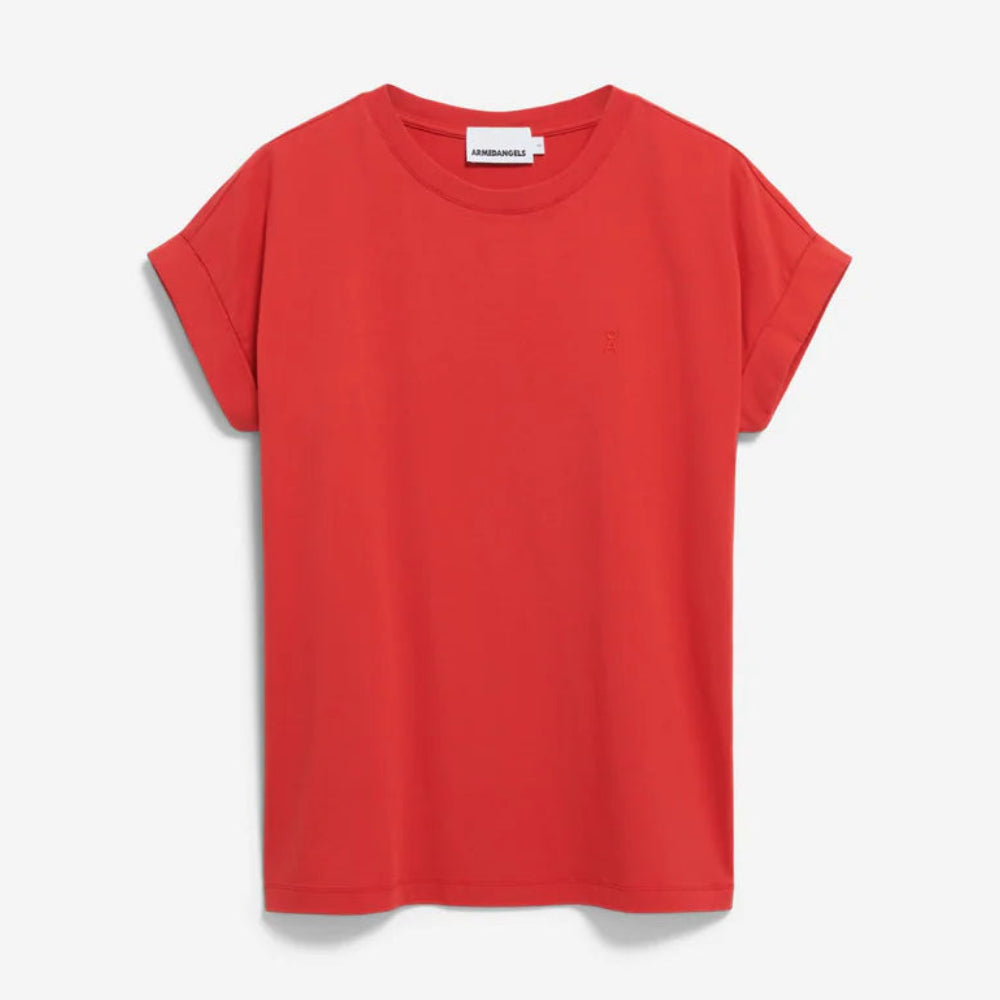 Ein schlichtes rotes Kurzarm-T-Shirt mit Rundhalsausschnitt und gerollten Bündchen auf weißem Hintergrund.