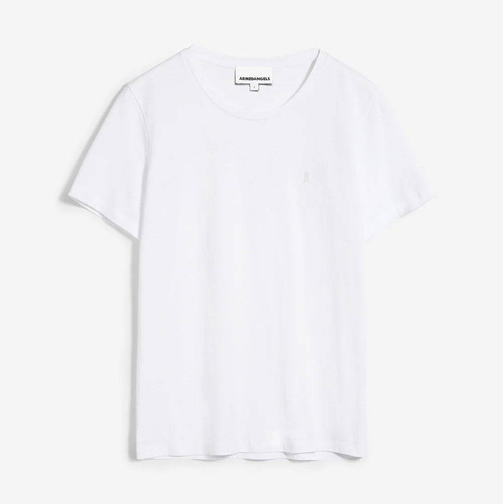 Ein schlichtes weißes Kurzarm-T-Shirt auf weißem Grund, mit Rundhalsausschnitt und einem kleinen sichtbaren Markenetikett im Kragen.