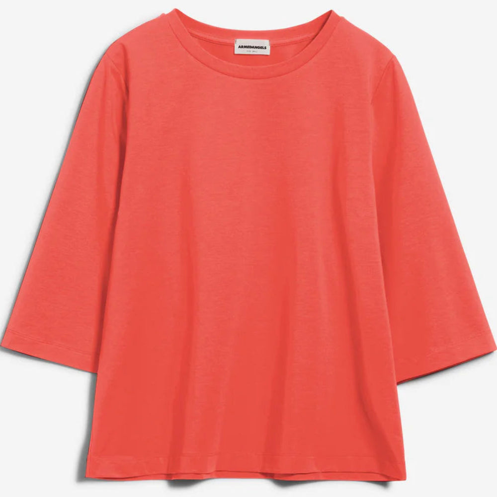 Ein locker sitzendes, korallenrosa T-Shirt mit dreiviertel Ärmeln ist auf einem schlichten weißen Hintergrund abgebildet.