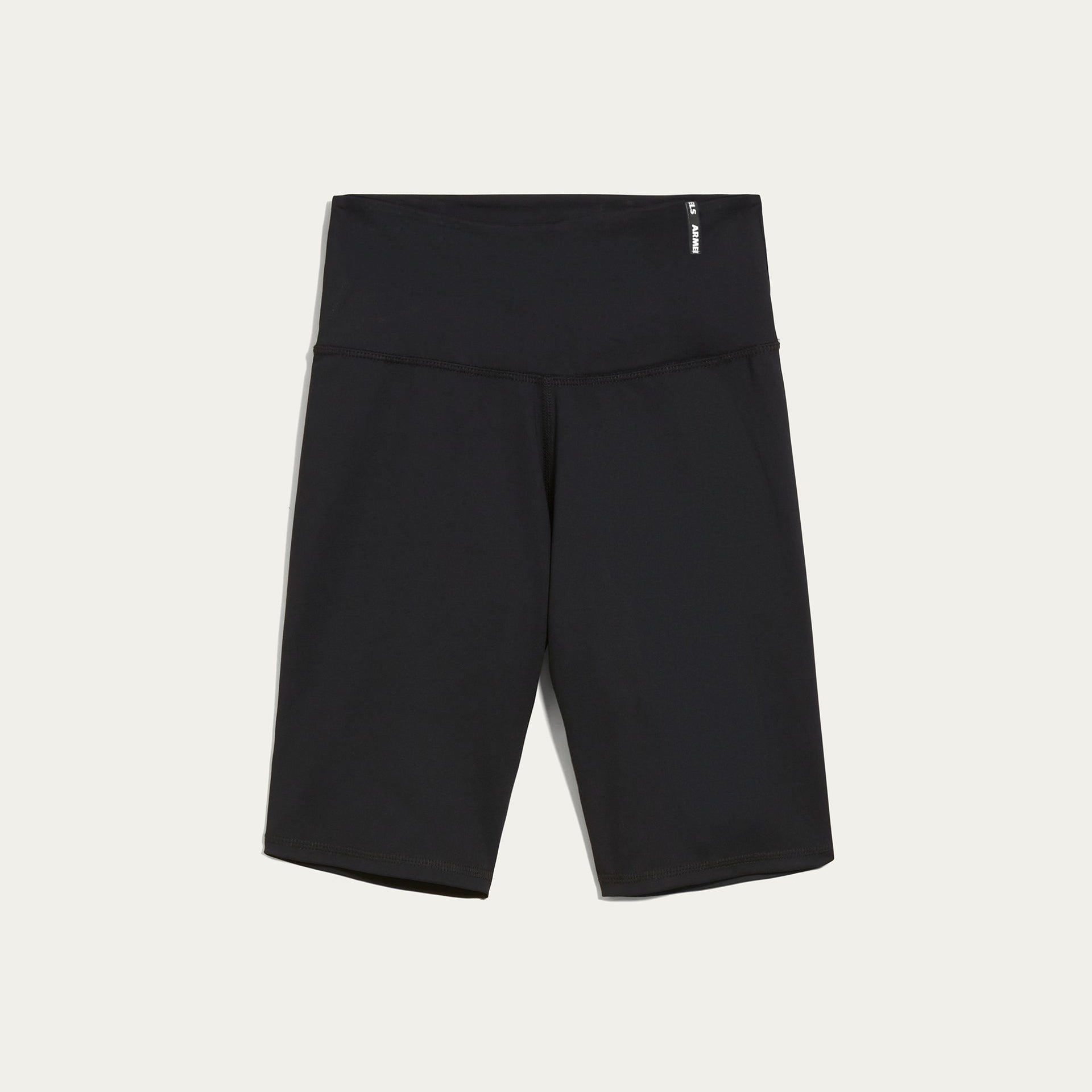 Schwarze sportliche Radlerhosen mit hoher Taille, flach auf weißem Hintergrund.