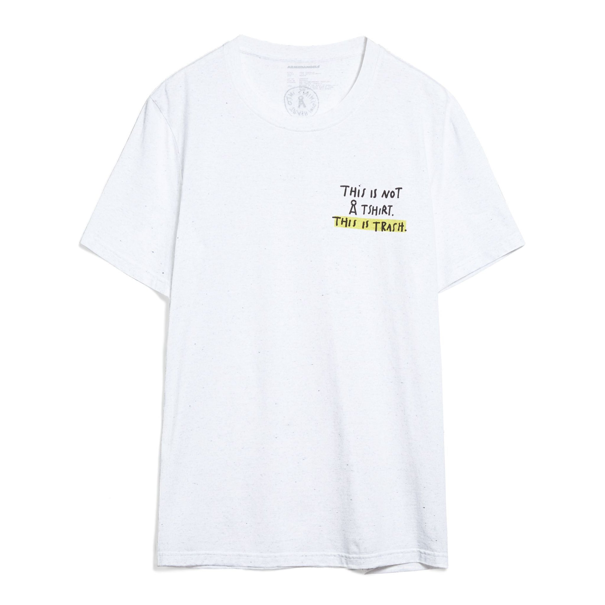 Ein schlichtes weißes T-Shirt mit einem kleinen Text oben links, der lautet: THIS IS NOT A SHIRT. DIES IST MÜLL. Der zweite Satz ist mit gelbem Hintergrund hervorgehoben.