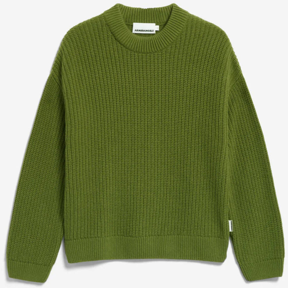 Grüner, langärmeliger, gerippter Strickpullover mit Rundhalsausschnitt vor weißem Hintergrund. Ein kleines weißes Etikett ist am Kragen und am unteren Saum sichtbar.