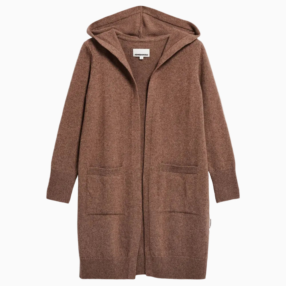 Eine lange, braune Strickjacke mit Kapuze, offener Vorderseite, langen Ärmeln und zwei Vordertaschen, flach auf weißem Hintergrund liegend.