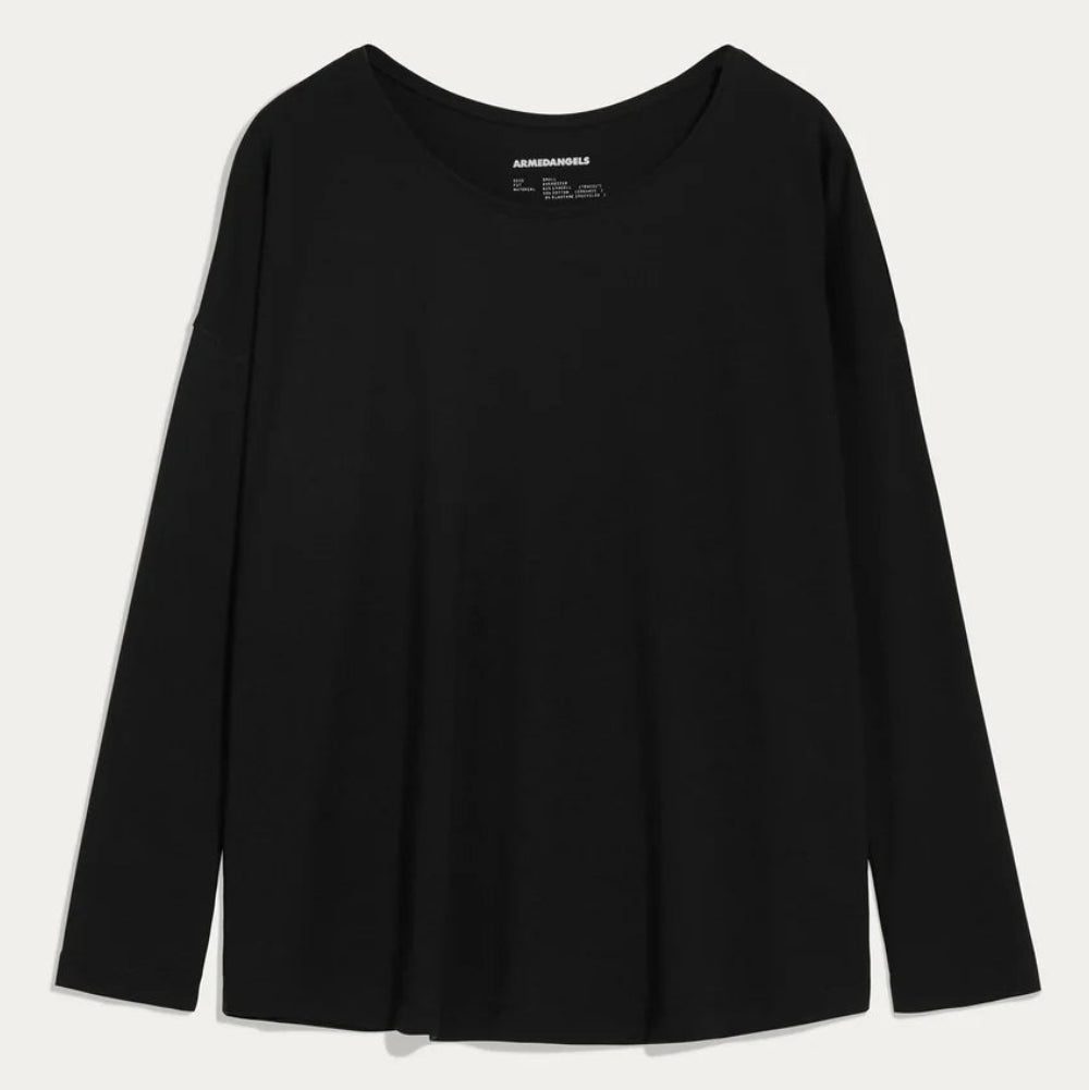 Ein schlichtes, schwarzes, langärmeliges T-Shirt mit Rundhalsausschnitt auf weißem Hintergrund.
