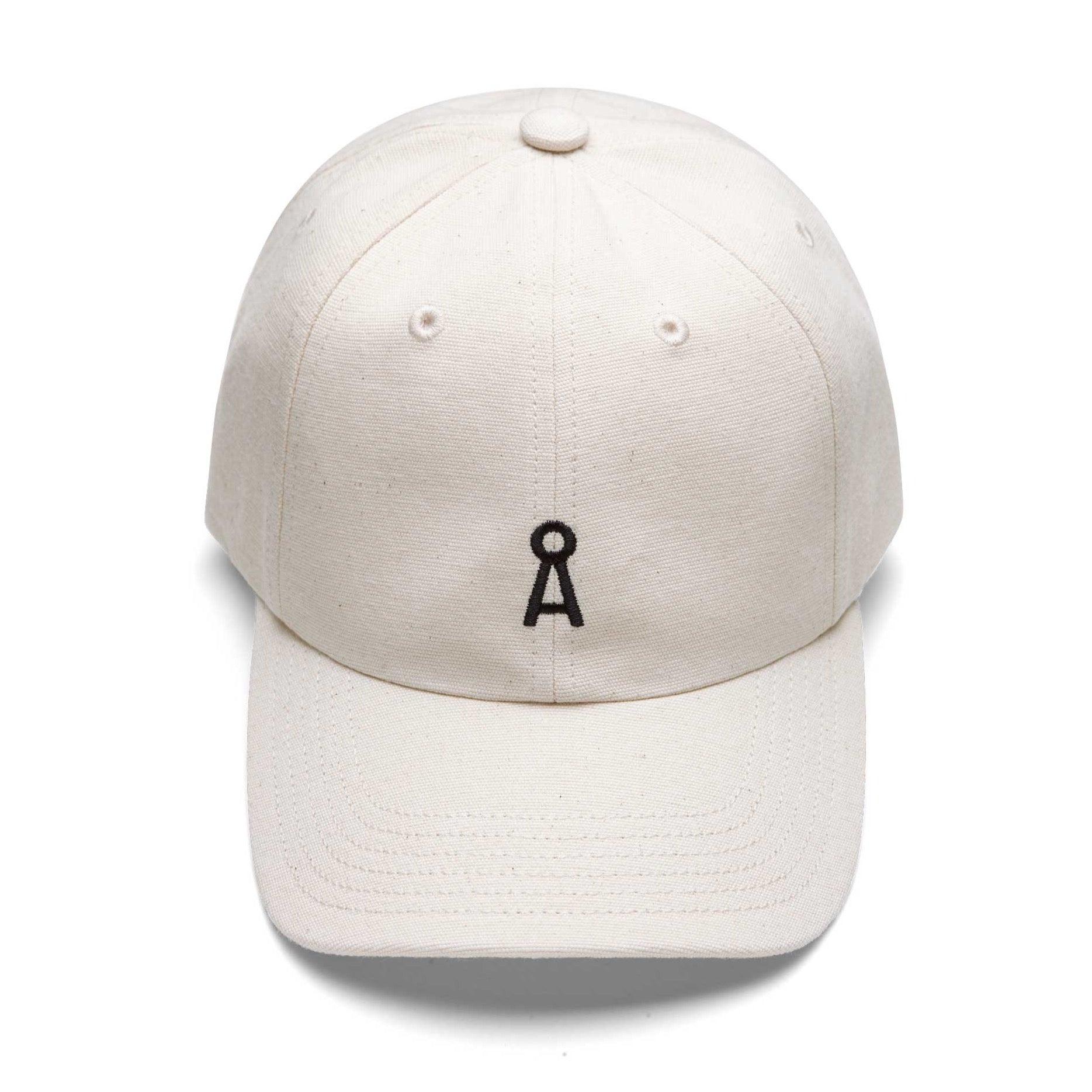 Weiße Baseballkappe mit schwarzem, gesticktem Symbol auf der Vorderseite.