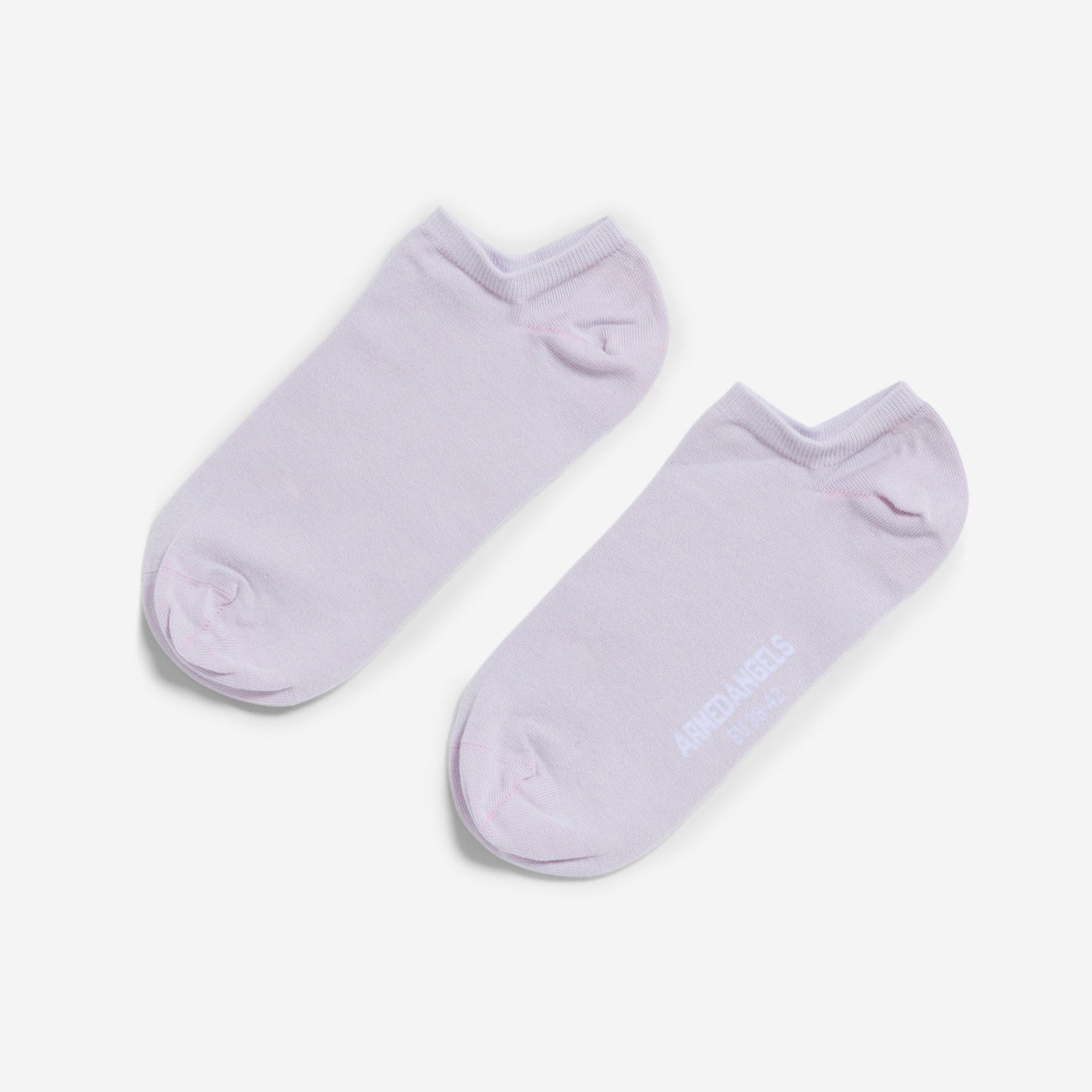 Ein Paar hellrosa Söckchen ist auf einem weißen Hintergrund abgebildet. Die Socken sind einfarbig mit minimalen Details und stehen leicht angewinkelt nebeneinander.