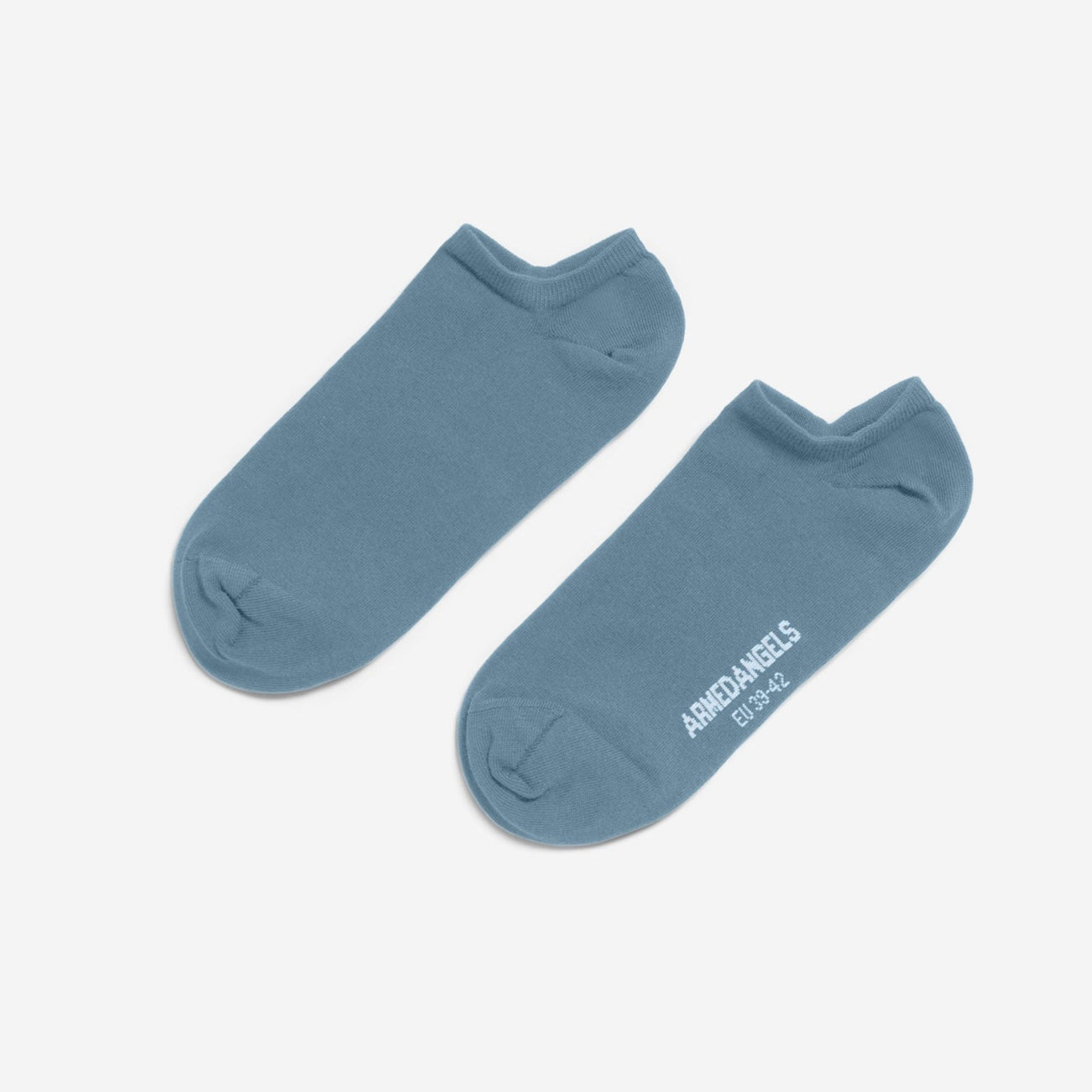 Ein Paar blaue Söckchen mit einem einfachen Design, nebeneinander auf einem schlichten weißen Hintergrund. Eine Socke hat einen kleinen weißen Text in der Nähe des Zehenbereichs.